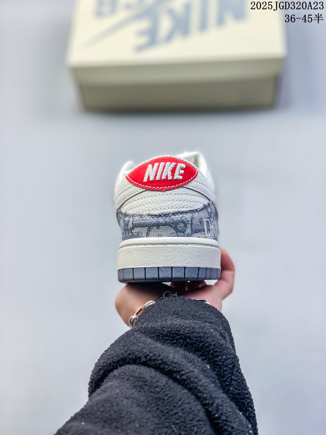 💰120
【真标】耐克 Nike Dunk Low Retro 运动鞋复古板鞋GUCCI联名,作为 80 年代经典篮球鞋款,起初专为硬木球场打造,后来成为席卷街头的时尚标杆,现以经典细节和复古篮球风范再次归来。皮革与合成材质组合鞋面,经久耐穿,柔软非凡。泡绵中底,缔造轻盈回弹的缓震效果,橡胶外底搭配圆形支点设计,铸就非凡抓地力,尽显经典风范。从篮板到滑板,Nike Dunk 的影响力毋庸置疑。尽管 1985 年以篮球鞋形式亮相,但其平整而具有抓附力的鞋底闯入了滑板运动员的视野,堪称滑板鞋的理想之选。几十年来,Dunk 不断直击全球各地滑板手的灵魂,推出不计其数的配色方案,追求创造力和功能性兼得的理想境界,彰显亚文化风采。
类型:男女鞋
货号:DQ1098-100
尺码: 36-45含半码
编码:02JGD320A23