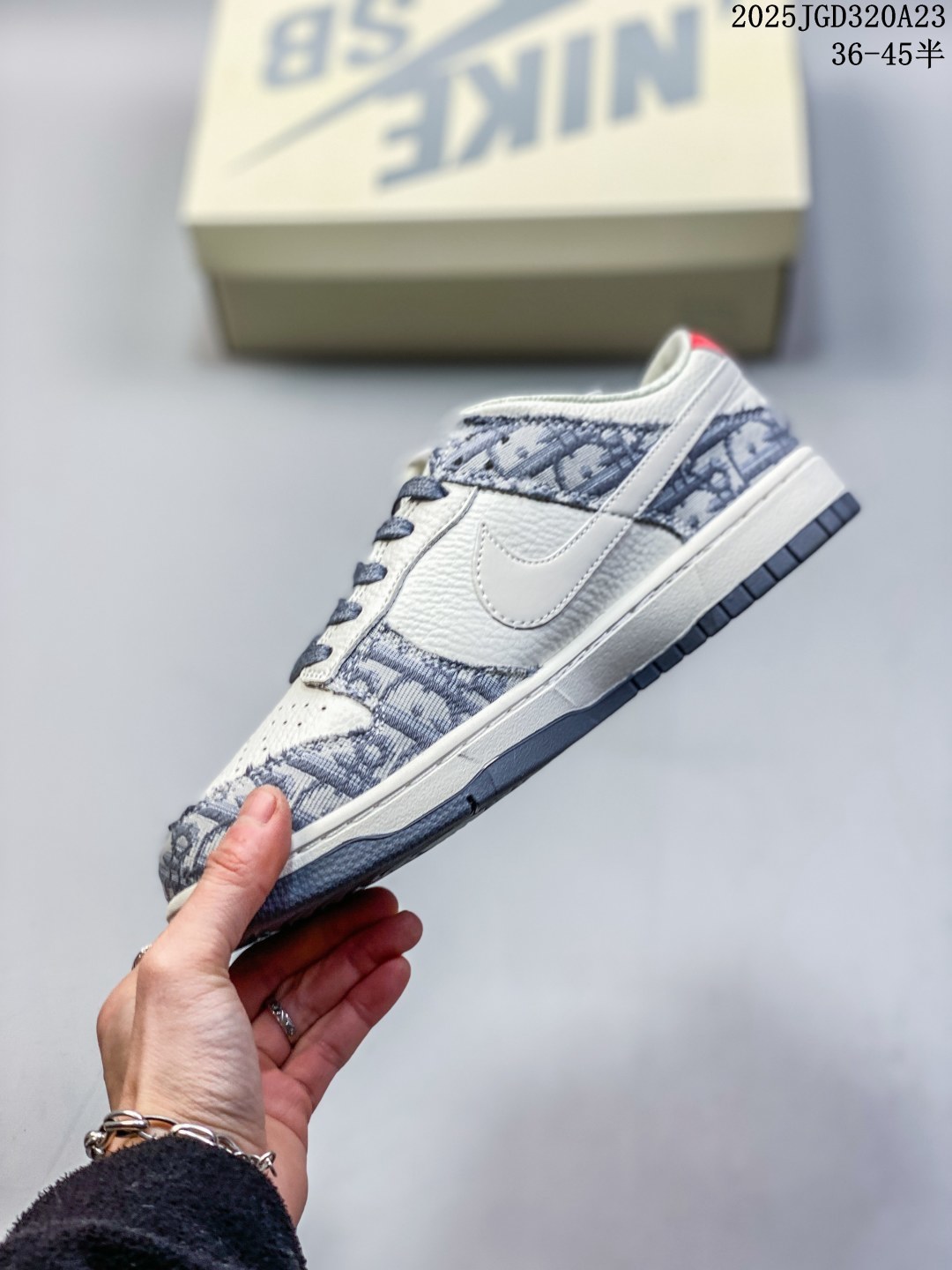 💰120
【真标】耐克 Nike Dunk Low Retro 运动鞋复古板鞋GUCCI联名,作为 80 年代经典篮球鞋款,起初专为硬木球场打造,后来成为席卷街头的时尚标杆,现以经典细节和复古篮球风范再次归来。皮革与合成材质组合鞋面,经久耐穿,柔软非凡。泡绵中底,缔造轻盈回弹的缓震效果,橡胶外底搭配圆形支点设计,铸就非凡抓地力,尽显经典风范。从篮板到滑板,Nike Dunk 的影响力毋庸置疑。尽管 1985 年以篮球鞋形式亮相,但其平整而具有抓附力的鞋底闯入了滑板运动员的视野,堪称滑板鞋的理想之选。几十年来,Dunk 不断直击全球各地滑板手的灵魂,推出不计其数的配色方案,追求创造力和功能性兼得的理想境界,彰显亚文化风采。
类型:男女鞋
货号:DQ1098-100
尺码: 36-45含半码
编码:02JGD320A23