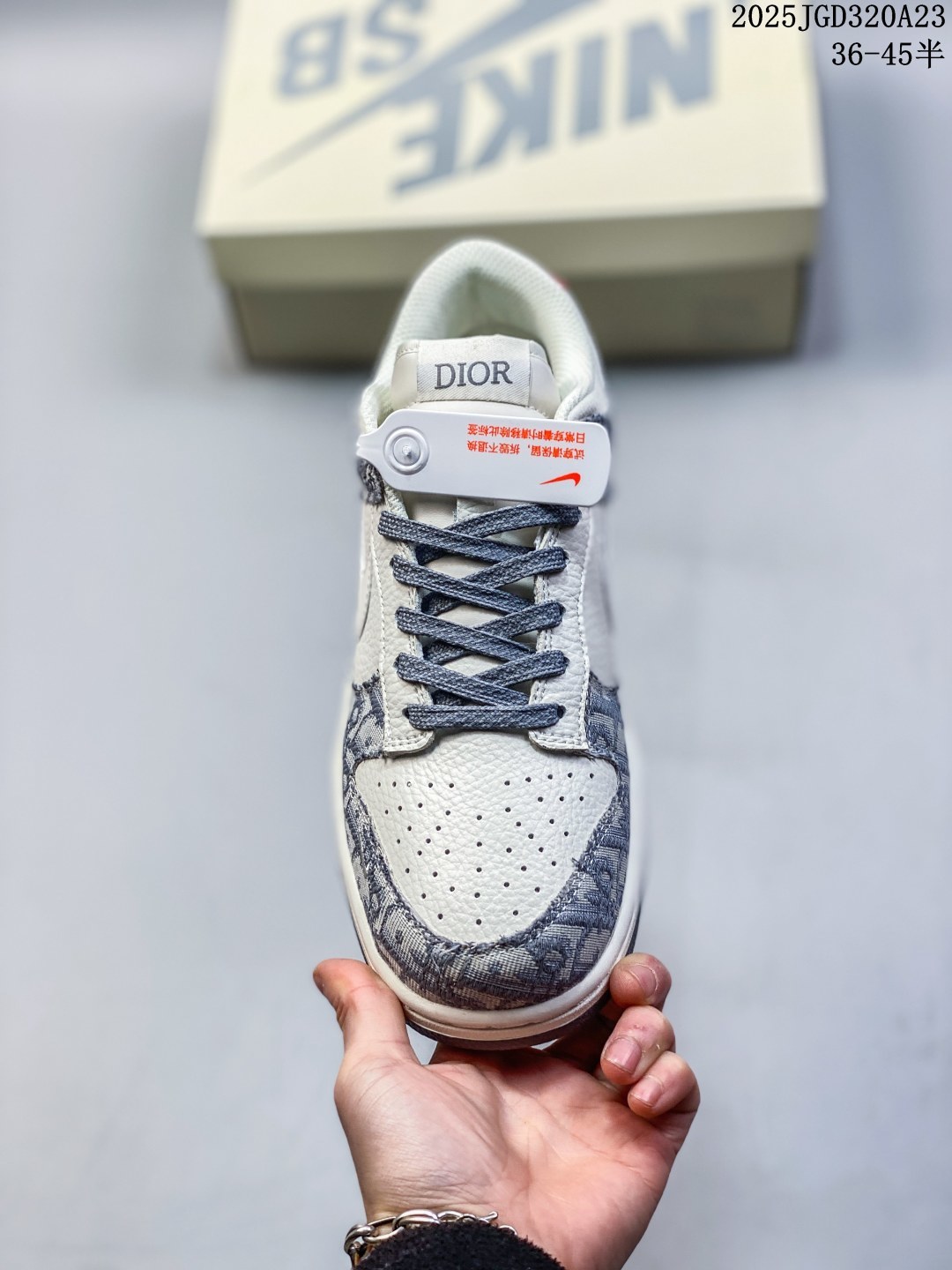 💰120
【真标】耐克 Nike Dunk Low Retro 运动鞋复古板鞋GUCCI联名,作为 80 年代经典篮球鞋款,起初专为硬木球场打造,后来成为席卷街头的时尚标杆,现以经典细节和复古篮球风范再次归来。皮革与合成材质组合鞋面,经久耐穿,柔软非凡。泡绵中底,缔造轻盈回弹的缓震效果,橡胶外底搭配圆形支点设计,铸就非凡抓地力,尽显经典风范。从篮板到滑板,Nike Dunk 的影响力毋庸置疑。尽管 1985 年以篮球鞋形式亮相,但其平整而具有抓附力的鞋底闯入了滑板运动员的视野,堪称滑板鞋的理想之选。几十年来,Dunk 不断直击全球各地滑板手的灵魂,推出不计其数的配色方案,追求创造力和功能性兼得的理想境界,彰显亚文化风采。
类型:男女鞋
货号:DQ1098-100
尺码: 36-45含半码
编码:02JGD320A23