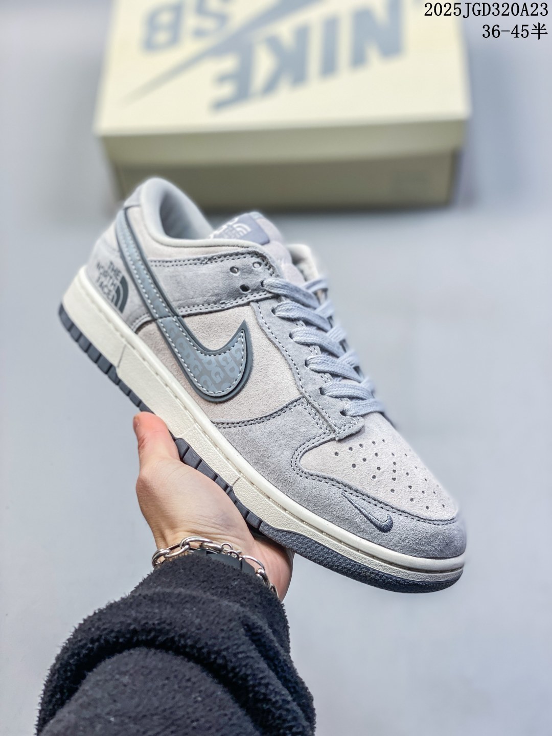 💰120
【真标】耐克 Nike Dunk Low Retro 运动鞋复古板鞋GUCCI联名，作为 80 年代经典篮球鞋款，起初专为硬木球场打造，后来成为席卷街头的时尚标杆，现以经典细节和复古篮球风范再次归来。皮革与合成材质组合鞋面，经久耐穿，柔软非凡。泡绵中底，缔造轻盈回弹的缓震效果，橡胶外底搭配圆形支点设计，铸就非凡抓地力，尽显经典风范。从篮板到滑板，Nike Dunk 的影响力毋庸置疑。尽管 1985 年以篮球鞋形式亮相，但其平整而具有抓附力的鞋底闯入了滑板运动员的视野，堪称滑板鞋的理想之选。几十年来，Dunk 不断直击全球各地滑板手的灵魂，推出不计其数的配色方案，追求创造力和功能性兼得的理想境界，彰显亚文化风采。

类型：男女鞋
货号：DQ1098-100
尺码:   36-45含半码
编码：02JGD320A23