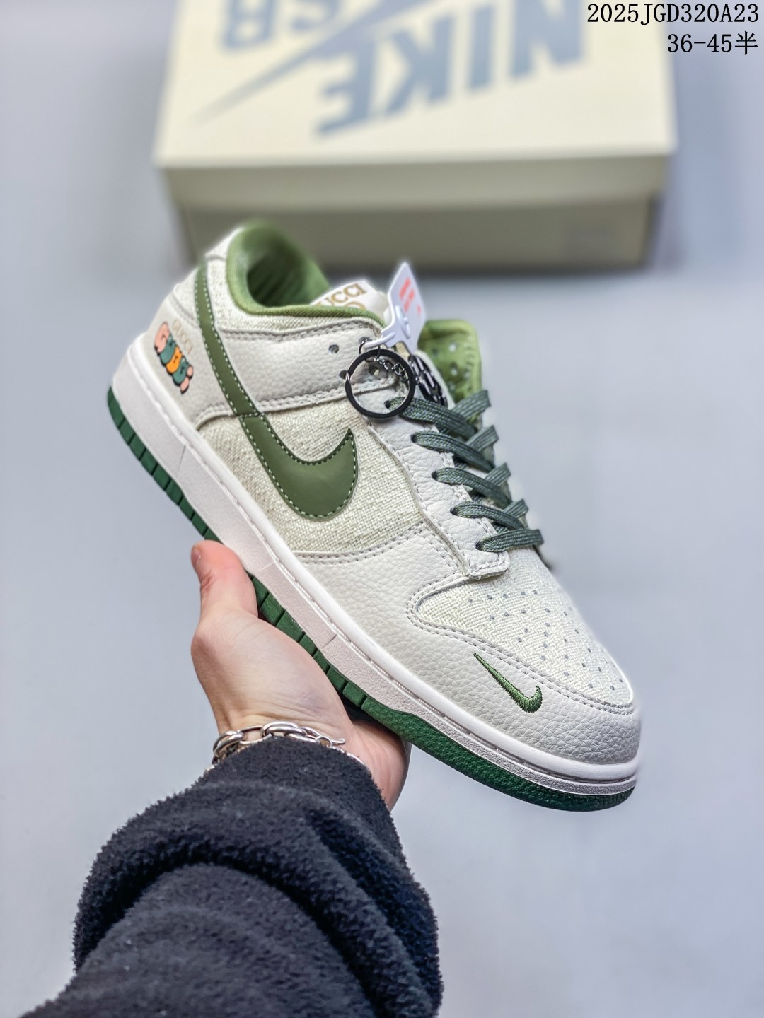 💰120
【真标】耐克 Nike Dunk Low Retro 运动鞋复古板鞋GUCCI联名，作为 80 年代经典篮球鞋款，起初专为硬木球场打造，后来成为席卷街头的时尚标杆，现以经典细节和复古篮球风范再次归来。皮革与合成材质组合鞋面，经久耐穿，柔软非凡。泡绵中底，缔造轻盈回弹的缓震效果，橡胶外底搭配圆形支点设计，铸就非凡抓地力，尽显经典风范。从篮板到滑板，Nike Dunk 的影响力毋庸置疑。尽管 1985 年以篮球鞋形式亮相，但其平整而具有抓附力的鞋底闯入了滑板运动员的视野，堪称滑板鞋的理想之选。几十年来，Dunk 不断直击全球各地滑板手的灵魂，推出不计其数的配色方案，追求创造力和功能性兼得的理想境界，彰显亚文化风采。

类型：男女鞋
货号：DQ1098-100
尺码:   36-45含半码
编码：02JGD320A23