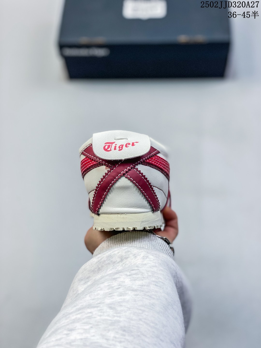 💰110
Asics Onitsuka Tiger MEXICO 66 亚瑟士鬼冢虎复古经典板鞋 CNY蛇年限定 海外订单工厂出品 长期生产补货永不断码 超成熟稳定的做工品控 原装全套纸板楦头开发 原汁原味 完美呈现版型 私模正确鞋底咬花纹路 一比一鞋头弧度高度鞋身弧度 绝不口嗨 细节品控鞋型随意秒杀市面 原档咬花纹路私模大底 一个单元有六个三角形 总体形拼接呈现花瓣状 官方四联吊牌 原装Ortholite轻量化鞋垫 原盒原配 质保卡 说明书 钢印防尘纸 纸板中底带钢印 乳胶组合鞋垫 支持全方位的对比专柜 产品从款式颜色造型上体现出追求舒适和细节的完美 鞋类更是推崇手工制作的严谨与完美 融舒适性与可穿性的设计风格 注重细节的完美和别致魅力 既保持稳重 又不失轻松的时尚感
Size 36 37 37.5 38 39 39.5 40 40.5 41.5 42 42.5 43.5 44 45
编码:02JJD320A27