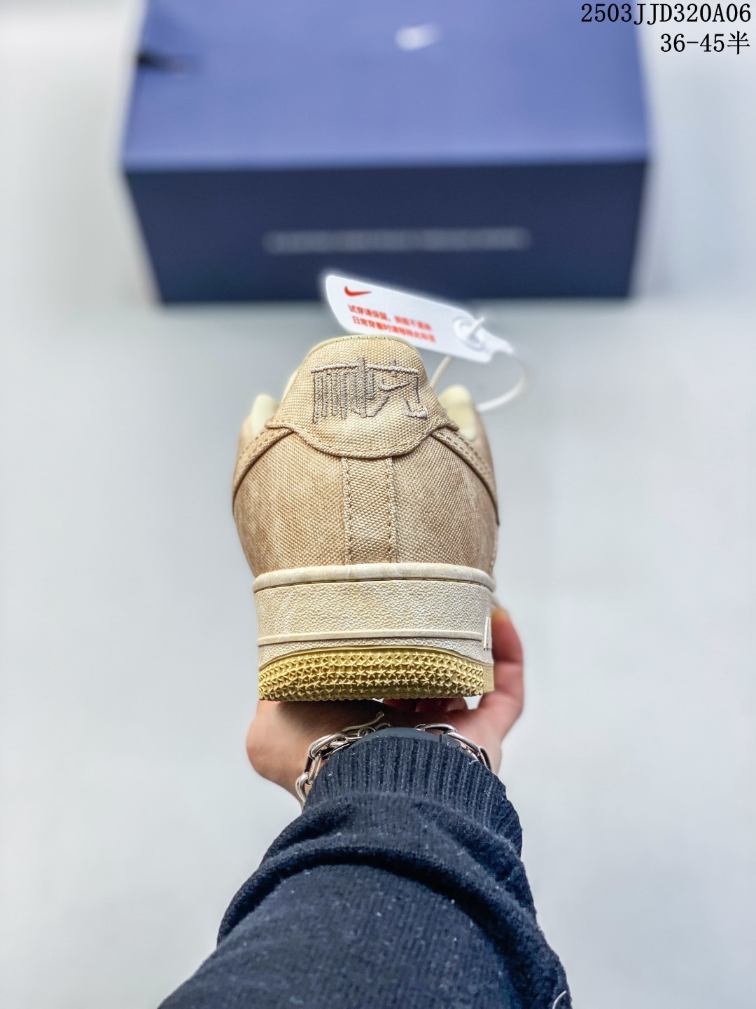 💰110
耐克 空军一号 AF1厚底增高运动板鞋 经典低帮百搭休闲运动板鞋“丝绸”以丝绸面料包覆鞋面，于其中注入中国风纹路和刺绣设计，最后搭载橡胶大底增添细节和耐用度。柔软、弹性十足的缓震性能和出色的中底设计，横跨复古与现代的外型结合，造就出风靡全球三十多年的Force 1，直到今天还深受青睐。

货号：CJ5290-400
尺碼:  36 36.5 37.5 38 38.5 39 40 40.5 41 42 42.5 43 44 45
编码：03JJD320A06