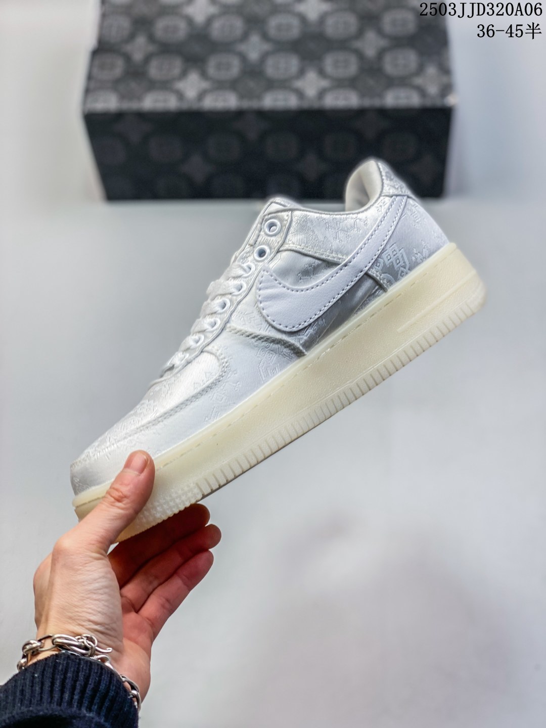 💰110
耐克 空军一号 AF1厚底增高运动板鞋 经典低帮百搭休闲运动板鞋“丝绸”以丝绸面料包覆鞋面，于其中注入中国风纹路和刺绣设计，最后搭载橡胶大底增添细节和耐用度。柔软、弹性十足的缓震性能和出色的中底设计，横跨复古与现代的外型结合，造就出风靡全球三十多年的Force 1，直到今天还深受青睐。

货号：CJ5290-400
尺碼:  36 36.5 37.5 38 38.5 39 40 40.5 41 42 42.5 43 44 45
编码：03JJD320A06