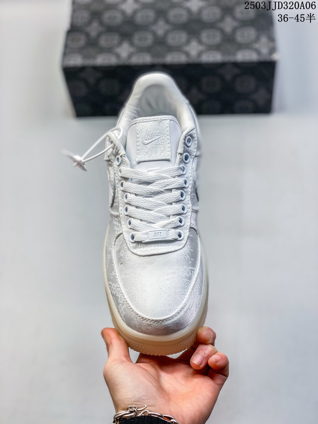 💰110
耐克 空军一号 AF1厚底增高运动板鞋 经典低帮百搭休闲运动板鞋“丝绸”以丝绸面料包覆鞋面，于其中注入中国风纹路和刺绣设计，最后搭载橡胶大底增添细节和耐用度。柔软、弹性十足的缓震性能和出色的中底设计，横跨复古与现代的外型结合，造就出风靡全球三十多年的Force 1，直到今天还深受青睐。

货号：CJ5290-400
尺碼:  36 36.5 37.5 38 38.5 39 40 40.5 41 42 42.5 43 44 45
编码：03JJD320A06