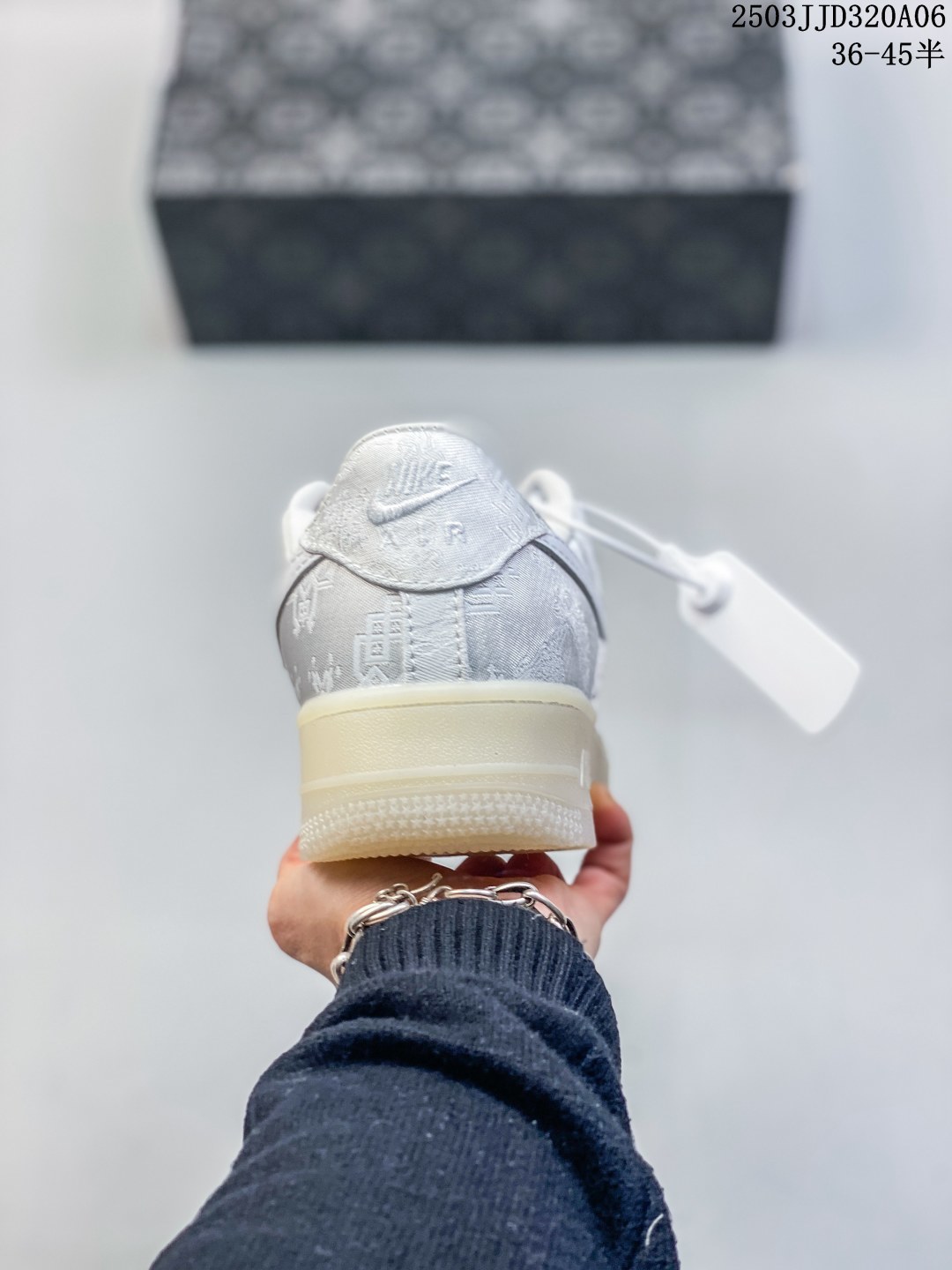 💰110
耐克 空军一号 AF1厚底增高运动板鞋 经典低帮百搭休闲运动板鞋“丝绸”以丝绸面料包覆鞋面，于其中注入中国风纹路和刺绣设计，最后搭载橡胶大底增添细节和耐用度。柔软、弹性十足的缓震性能和出色的中底设计，横跨复古与现代的外型结合，造就出风靡全球三十多年的Force 1，直到今天还深受青睐。

货号：CJ5290-400
尺碼:  36 36.5 37.5 38 38.5 39 40 40.5 41 42 42.5 43 44 45
编码：03JJD320A06