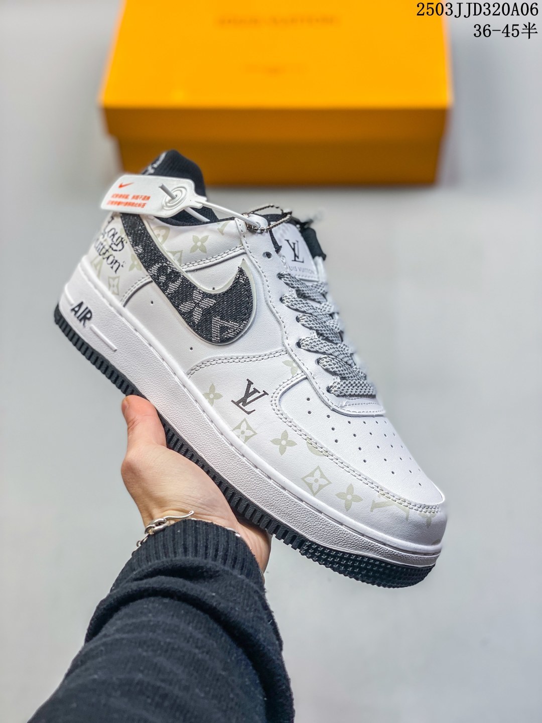 耐克 空军一号 AF1厚底增高运动板鞋 经典低帮百搭休闲运动板鞋“丝绸”以丝绸面料包覆鞋面,于其中注入中国风纹路和刺绣设计,最后搭载橡胶大底增添细节和耐用度.柔软、弹性十足的缓震性能和出色的中底设计,横跨复古与现代的外型结合,造就出风靡全球三十多年的Force 1,直到今天还深受青睐. 货号:CJ5290-400 尺碼: 36 36.5 37.5 38 38.5 39 40 40.5 41 42 42.5 43 44 45 编码:03JJD320A06