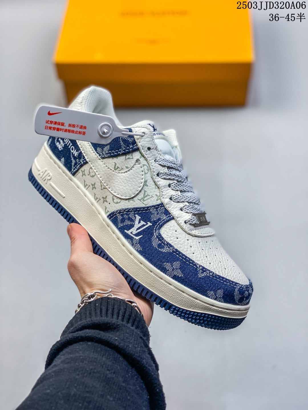 耐克 空军一号 AF1厚底增高运动板鞋 经典低帮百搭休闲运动板鞋“丝绸”以丝绸面料包覆鞋面,于其中注入中国风纹路和刺绣设计,最后搭载橡胶大底增添细节和耐用度.柔软、弹性十足的缓震性能和出色的中底设计,横跨复古与现代的外型结合,造就出风靡全球三十多年的Force 1,直到今天还深受青睐. 货号:CJ5290-400 尺碼: 36 36.5 37.5 38 38.5 39 40 40.5 41 42 42.5 43 44 45 编码:03JJD320A06