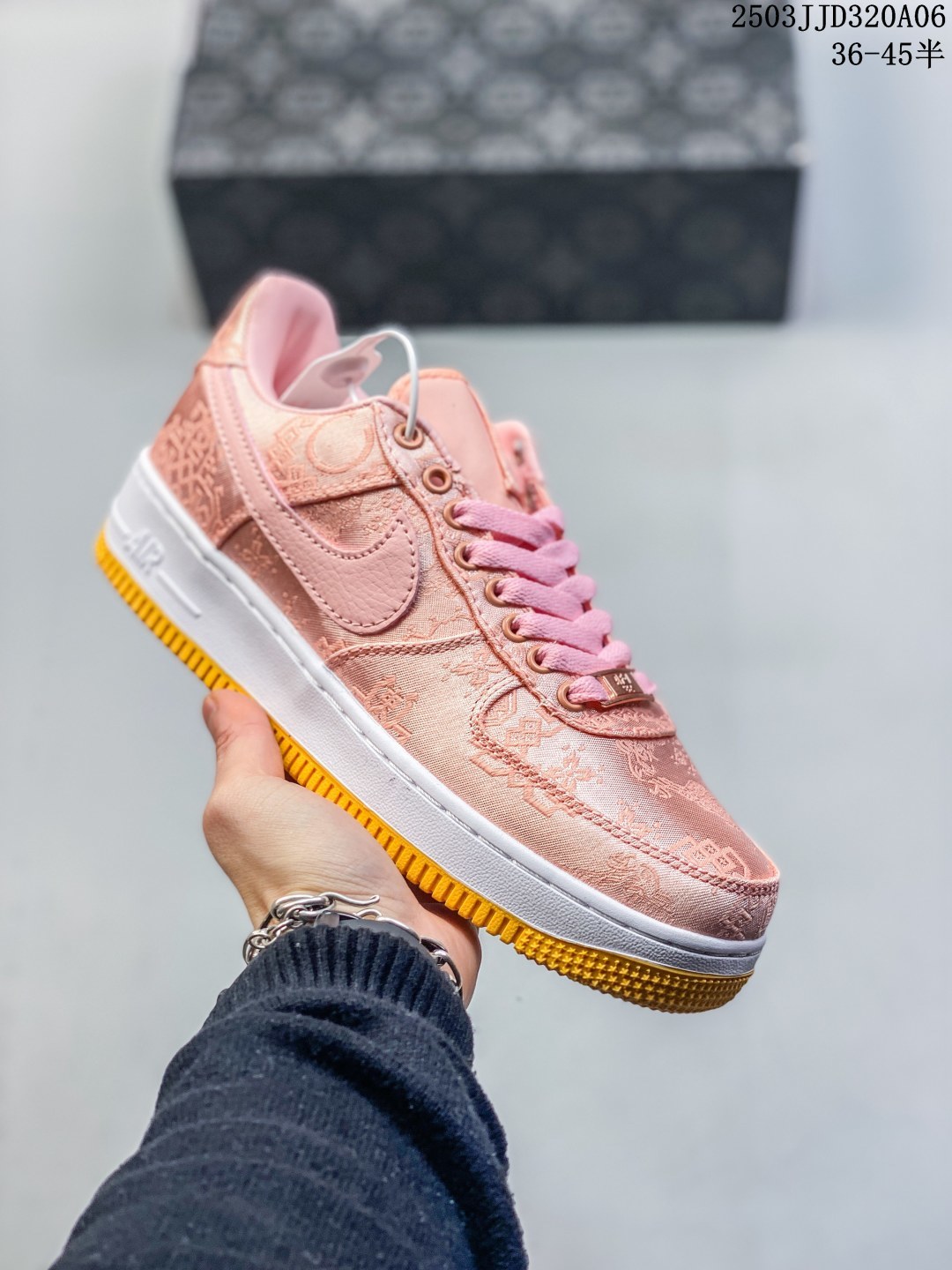 🈴💰110
耐克 空军一号 AF1厚底增高运动板鞋 经典低帮百搭休闲运动板鞋“丝绸”以丝绸面料包覆鞋面，于其中注入中国风纹路和刺绣设计，最后搭载橡胶大底增添细节和耐用度。柔软、弹性十足的缓震性能和出色的中底设计，横跨复古与现代的外型结合，造就出风靡全球三十多年的Force 1，直到今天还深受青睐。

货号：CJ5290-400
尺碼:  36 36.5 37.5 38 38.5 39 40 40.5 41 42 42.5 43 44 45
编码：03JJD320A06