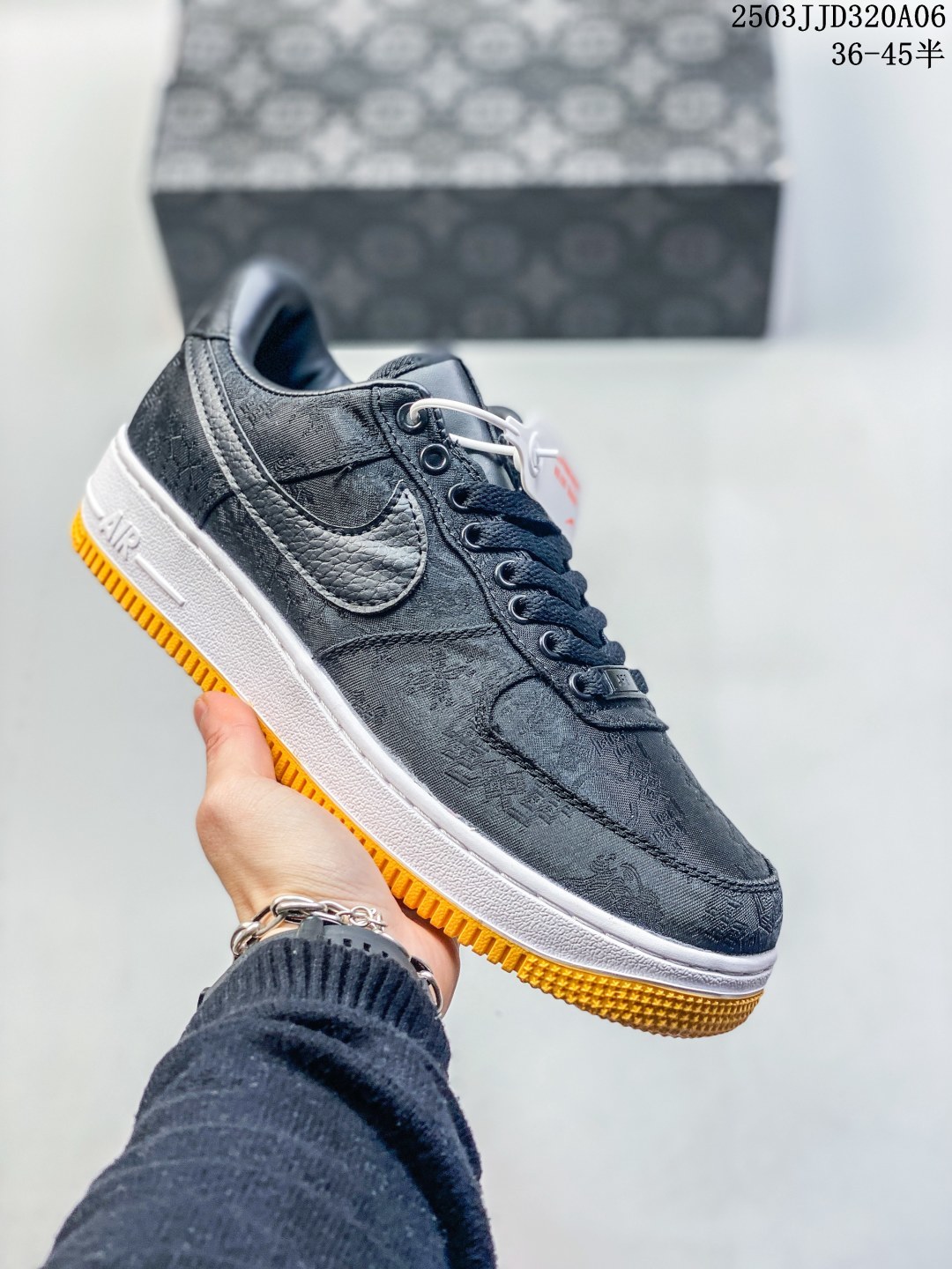 🈴💰110
耐克 空军一号 AF1厚底增高运动板鞋 经典低帮百搭休闲运动板鞋“丝绸”以丝绸面料包覆鞋面，于其中注入中国风纹路和刺绣设计，最后搭载橡胶大底增添细节和耐用度。柔软、弹性十足的缓震性能和出色的中底设计，横跨复古与现代的外型结合，造就出风靡全球三十多年的Force 1，直到今天还深受青睐。

货号：CJ5290-400
尺碼:  36 36.5 37.5 38 38.5 39 40 40.5 41 42 42.5 43 44 45
编码：03JJD320A06