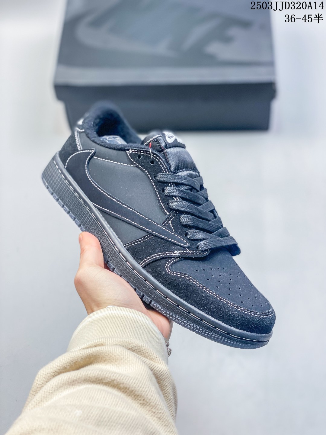 💰110
【公司级 新配色】真标 耐克/Nike Air Jordan 1 Low OG SP"Military Blue"AJ1乔1倒勾低帮篮球鞋 AJ1 乔丹1代 aj1 乔1 反向脚趾复古运动鞋。潮鞋推荐好看不贵 我家鞋子质量超好 爆款 乔丹代经典低帮化文百搭休闲动运篮球鞋“TS藤浩原联名闪电倒钩”采用软纳质帕头层皮革面鞋材质,中注底胶孔及缜密中拉底帮工艺,内置垫气及耐磨橡胶大底。亮点之处在于鞋侧的倒置 Swoosh。错版灵感来源于洛杉矶球鞋店铺收到一双特别的错版勾子倒过来,研发出反向勾的设计。
货号:SJ2068
码数:36-45含半码
编码: 03JJD320A14