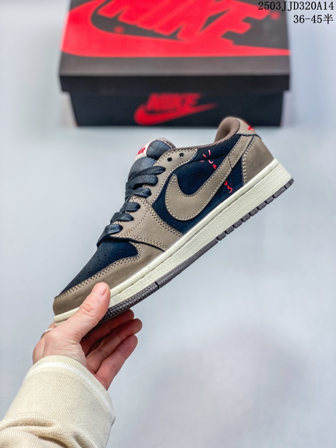 💰110
【公司级 新配色】真标 耐克/Nike Air Jordan 1 Low OG SP"Military Blue"AJ1乔1倒勾低帮篮球鞋 AJ1 乔丹1代 aj1 乔1 反向脚趾复古运动鞋。潮鞋推荐好看不贵 我家鞋子质量超好 爆款 乔丹代经典低帮化文百搭休闲动运篮球鞋“TS藤浩原联名闪电倒钩”采用软纳质帕头层皮革面鞋材质,中注底胶孔及缜密中拉底帮工艺,内置垫气及耐磨橡胶大底。亮点之处在于鞋侧的倒置 Swoosh。错版灵感来源于洛杉矶球鞋店铺收到一双特别的错版勾子倒过来,研发出反向勾的设计。
货号:SJ2068
码数:36-45含半码
编码: 03JJD320A14