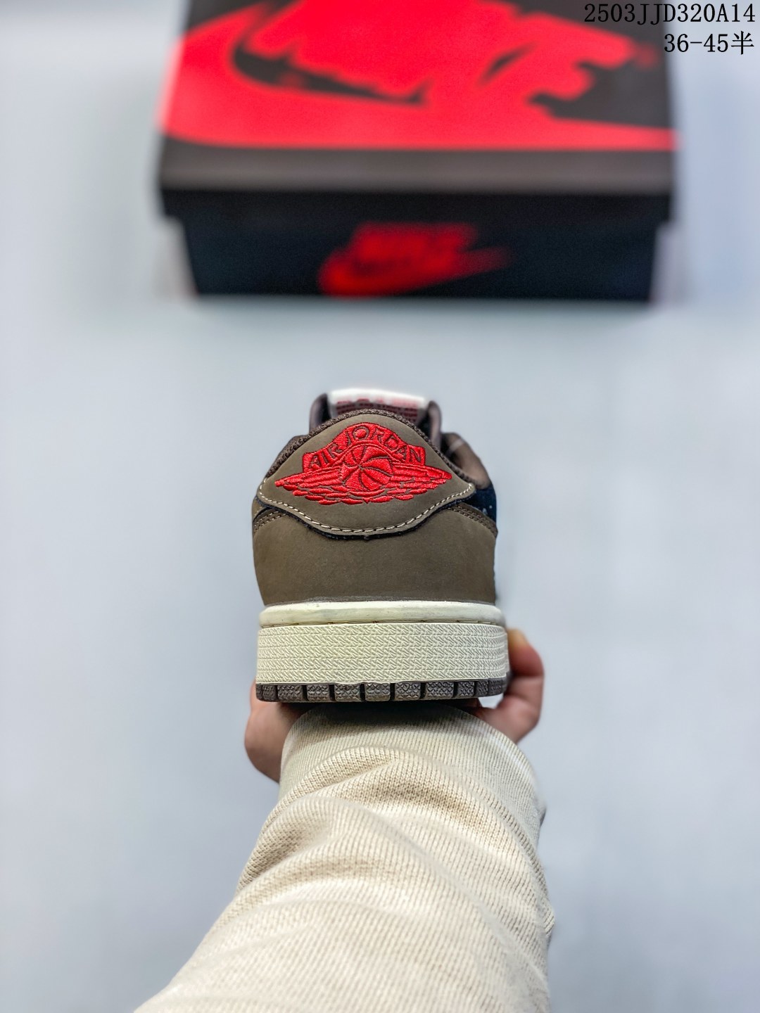 💰110
【公司级 新配色】真标 耐克/Nike Air Jordan 1 Low OG SP"Military Blue"AJ1乔1倒勾低帮篮球鞋 AJ1 乔丹1代 aj1 乔1 反向脚趾复古运动鞋。潮鞋推荐好看不贵 我家鞋子质量超好 爆款 乔丹代经典低帮化文百搭休闲动运篮球鞋“TS藤浩原联名闪电倒钩”采用软纳质帕头层皮革面鞋材质,中注底胶孔及缜密中拉底帮工艺,内置垫气及耐磨橡胶大底。亮点之处在于鞋侧的倒置 Swoosh。错版灵感来源于洛杉矶球鞋店铺收到一双特别的错版勾子倒过来,研发出反向勾的设计。
货号:SJ2068
码数:36-45含半码
编码: 03JJD320A14