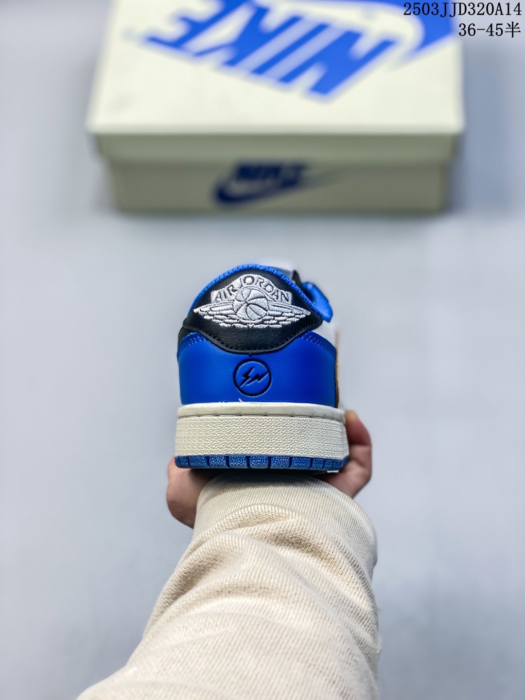 💰110
【公司级 新配色】真标 耐克/Nike Air Jordan 1 Low OG SP"Military Blue"AJ1乔1倒勾低帮篮球鞋 AJ1 乔丹1代 aj1 乔1 反向脚趾复古运动鞋。潮鞋推荐好看不贵 我家鞋子质量超好 爆款 乔丹代经典低帮化文百搭休闲动运篮球鞋“TS藤浩原联名闪电倒钩”采用软纳质帕头层皮革面鞋材质,中注底胶孔及缜密中拉底帮工艺,内置垫气及耐磨橡胶大底。亮点之处在于鞋侧的倒置 Swoosh。错版灵感来源于洛杉矶球鞋店铺收到一双特别的错版勾子倒过来,研发出反向勾的设计。
货号:SJ2068
码数:36-45含半码
编码: 03JJD320A14