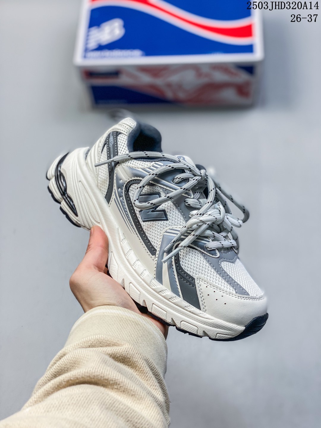 【童鞋】NEW BALANCE 新百伦 小红书爆款 新款百搭儿童休闲款老爹鞋 缓震休闲鞋 透气轻质系带轻便运动鞋,NEW BALANCE 是世界四大休闲鞋类品牌之一,旗下鞋款具有重量轻、材质柔软灵活、穿着舒适的特点.此款NEW BALANCE采用透气网布拼接工艺,整体高端时尚 简约大气 防滑舒适! 类型:儿童鞋 编码:03JHD320A14