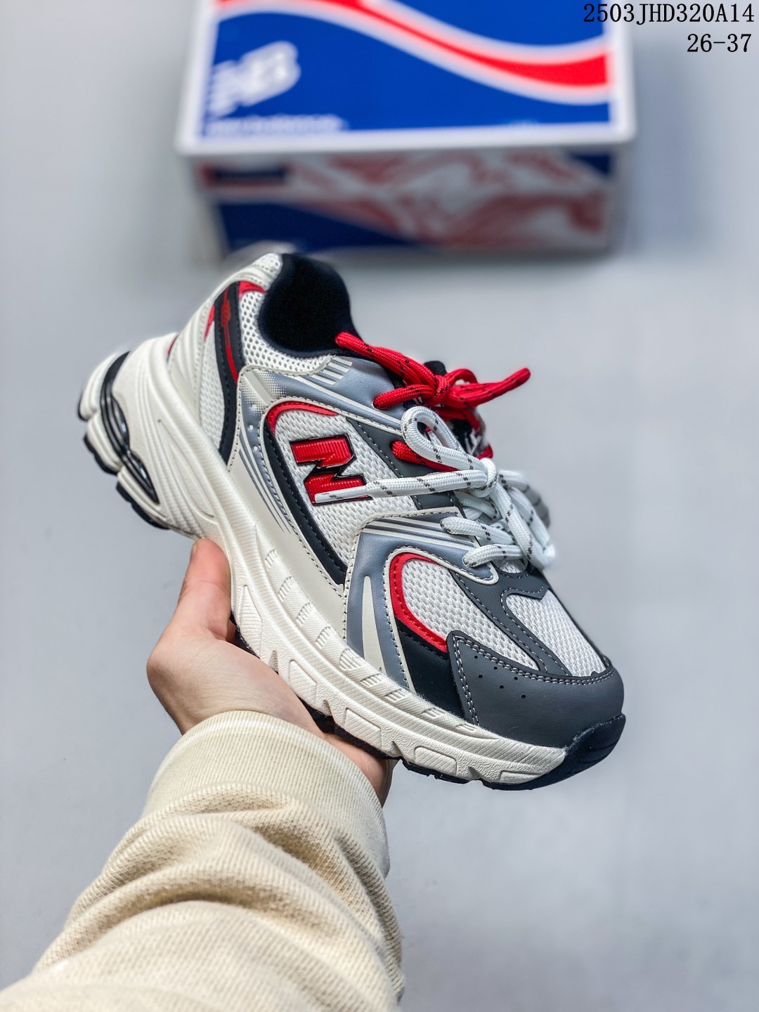 【童鞋】NEW BALANCE 新百伦 小红书爆款 新款百搭儿童休闲款老爹鞋 缓震休闲鞋 透气轻质系带轻便运动鞋,NEW BALANCE 是世界四大休闲鞋类品牌之一,旗下鞋款具有重量轻、材质柔软灵活、穿着舒适的特点.此款NEW BALANCE采用透气网布拼接工艺,整体高端时尚 简约大气 防滑舒适! 类型:儿童鞋 编码:03JHD320A14