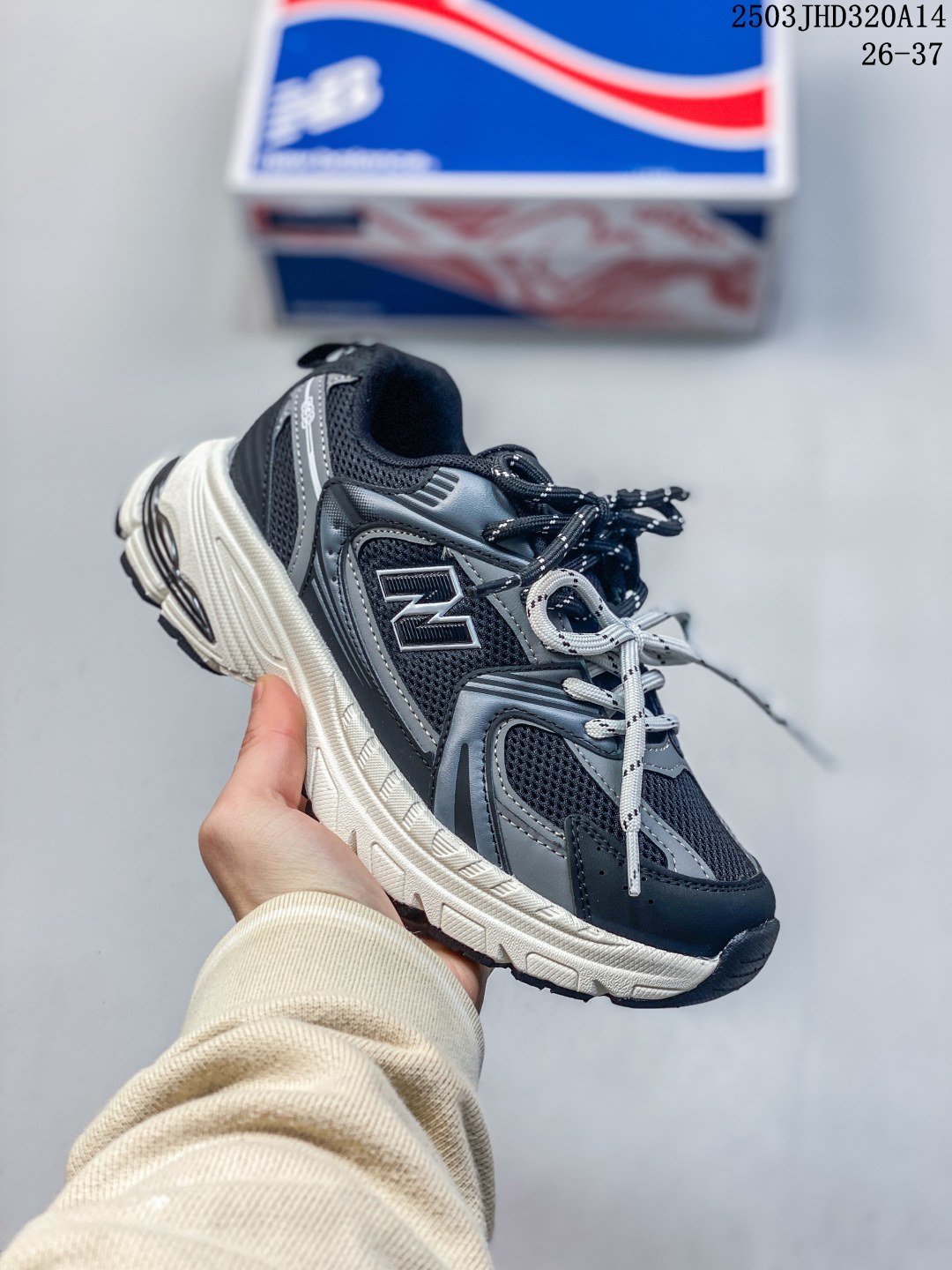 【童鞋】NEW BALANCE 新百伦 小红书爆款 新款百搭儿童休闲款老爹鞋 缓震休闲鞋 透气轻质系带轻便运动鞋,NEW BALANCE 是世界四大休闲鞋类品牌之一,旗下鞋款具有重量轻、材质柔软灵活、穿着舒适的特点.此款NEW BALANCE采用透气网布拼接工艺,整体高端时尚 简约大气 防滑舒适! 类型:儿童鞋 编码:03JHD320A14