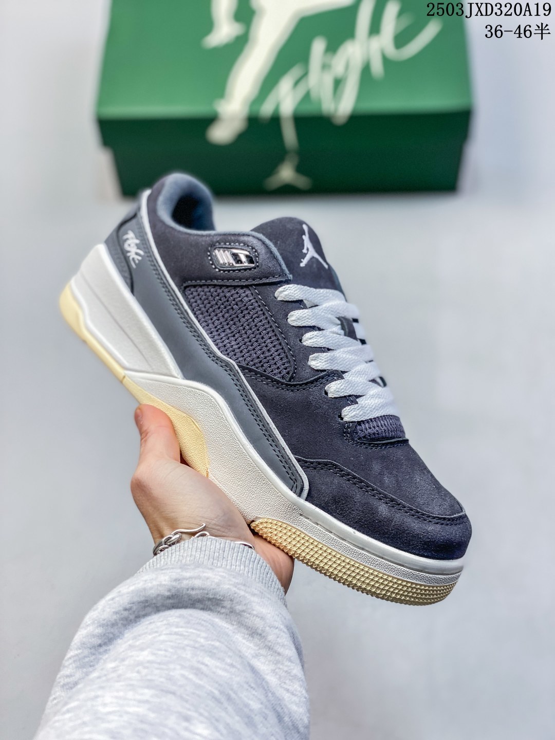 【新品🔥公司级】耐克 NIKE 乔丹 JORDAN FLIGHT COURT 时尚休闲 防滑耐磨 低帮运动鞋 复古篮球鞋 男女同款 Jordan「新鞋型」又来了!新配色曝光!滑板与篮球的有机结合,使得鞋款呈现不一样的风味.这款鞋集风格与性能于一身,体现了Jordan品牌的高端特色.其流畅设计、配色、高质量材料和标志性Jumpman标志,不仅提升了运动表现,还确保了舒适度和耐用性,是篮球运动员和时尚爱好者的理想选择.鞋底的设计不仅好看,走路也超舒服,无论是运动还是日常出街都适配.我愿称它为近期最爱的战靴,有了它出街回头率满满,谁穿谁好看!#flightcourt #潮鞋推荐 #是一眼就让人心动的鞋子 #一眼沦陷的好鞋 #质感不错的AJ分享 货号: HF3255 含半码 编码: 03JXD320A18