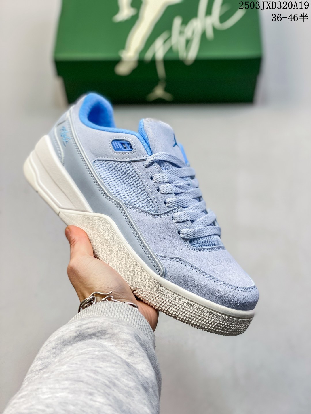 【新品🔥公司级】耐克 NIKE 乔丹 JORDAN FLIGHT COURT 时尚休闲 防滑耐磨 低帮运动鞋 复古篮球鞋 男女同款 Jordan「新鞋型」又来了!新配色曝光!滑板与篮球的有机结合,使得鞋款呈现不一样的风味.这款鞋集风格与性能于一身,体现了Jordan品牌的高端特色.其流畅设计、配色、高质量材料和标志性Jumpman标志,不仅提升了运动表现,还确保了舒适度和耐用性,是篮球运动员和时尚爱好者的理想选择.鞋底的设计不仅好看,走路也超舒服,无论是运动还是日常出街都适配.我愿称它为近期最爱的战靴,有了它出街回头率满满,谁穿谁好看!#flightcourt #潮鞋推荐 #是一眼就让人心动的鞋子 #一眼沦陷的好鞋 #质感不错的AJ分享 货号: HF3255 含半码 编码: 03JXD320A18
