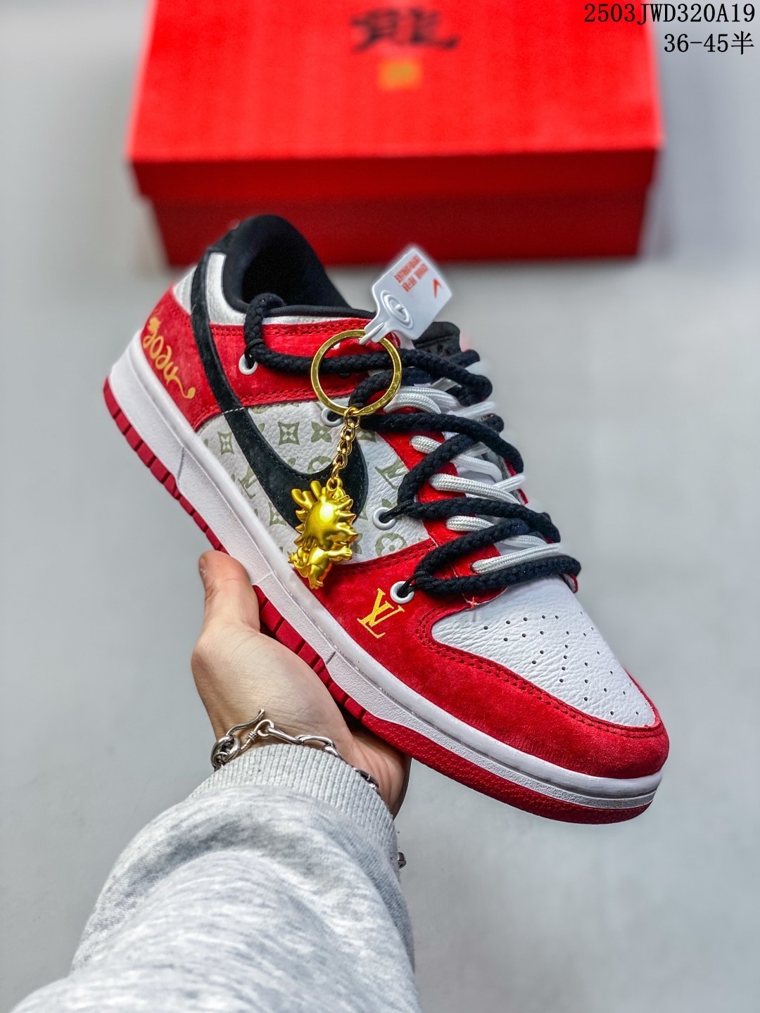 💰160
NK SB Dunk Low x Louis Vuitton 中国红限定绑带
纯原大厂出品 极力推荐
原装头层材料 独家版型蒸餾加工
帶來的是更好的视觉和脚感体验
大厂纯原品质出货 清洁度 电绣工艺 
皮料切割干净无任何毛边 细节完美
官方货号：SJ2068 228
尺码：36 36.5 37.5 38 38.5 39 40 40.5 41 42 42.5 43 44 44.5 45 
编码：03JWD320A19
