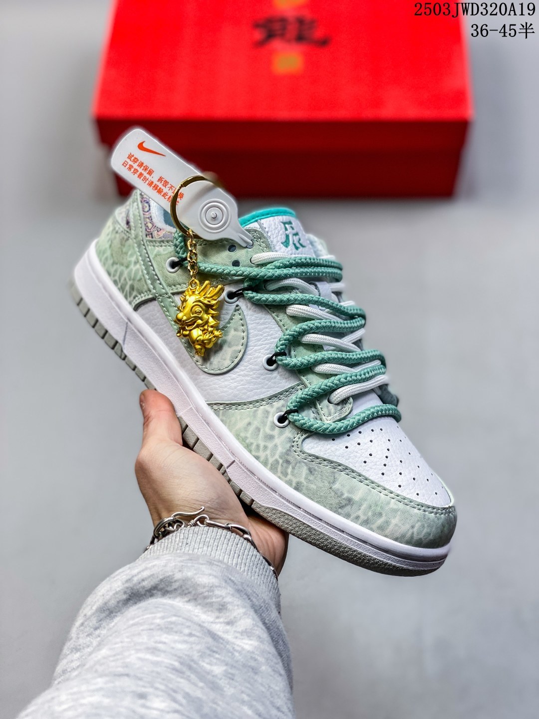 💰160
NK SB Dunk Low x Louis Vuitton 中国红限定绑带
纯原大厂出品 极力推荐
原装头层材料 独家版型蒸餾加工
帶來的是更好的视觉和脚感体验
大厂纯原品质出货 清洁度 电绣工艺 
皮料切割干净无任何毛边 细节完美
官方货号：SJ2068 228
尺码：36 36.5 37.5 38 38.5 39 40 40.5 41 42 42.5 43 44 44.5 45 
编码：03JWD320A19