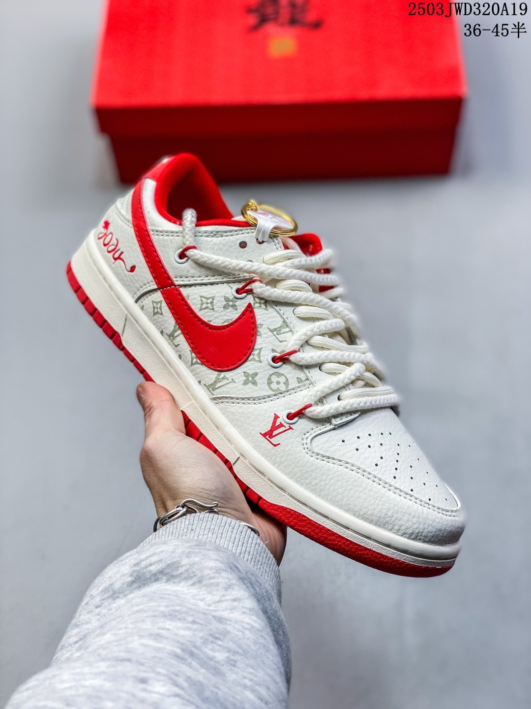 NK SB Dunk Low x Louis Vuitton 中国红限定绑带 纯原大厂出品 极力推荐 原装头层材料 独家版型蒸餾加工 帶來的是更好的视觉和脚感体验 大厂纯原品质出货 清洁度 电绣工艺 皮料切割干净无任何毛边 细节完美 官方货号:SJ2068 228 编码:03JWD320A19