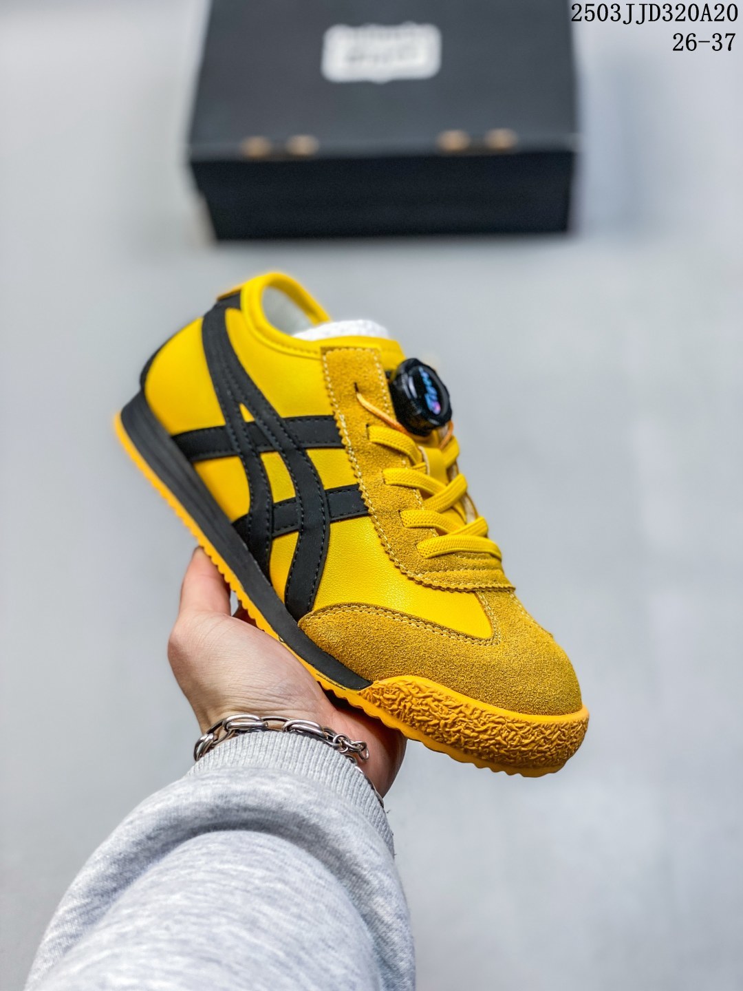 💰110
亚瑟士 Onitsuka Tiger Tokuten
复古低帮休闲跑鞋 实拍首发 
TOKUTEN的灵感来源于80年代的室内用鞋
T-TOE前足补强设计 室内鞋的橡胶大底元素
复古经典 是TIGER拥趸追捧款
鞋跟 鞋舌处印有鬼塚虎特有的品牌logo标志
提升品牌的认知度 柔软内里材质 穿着更加舒适
改良后的鞋底设计 更具防滑性
side:26——37
编码：03JJD320A20