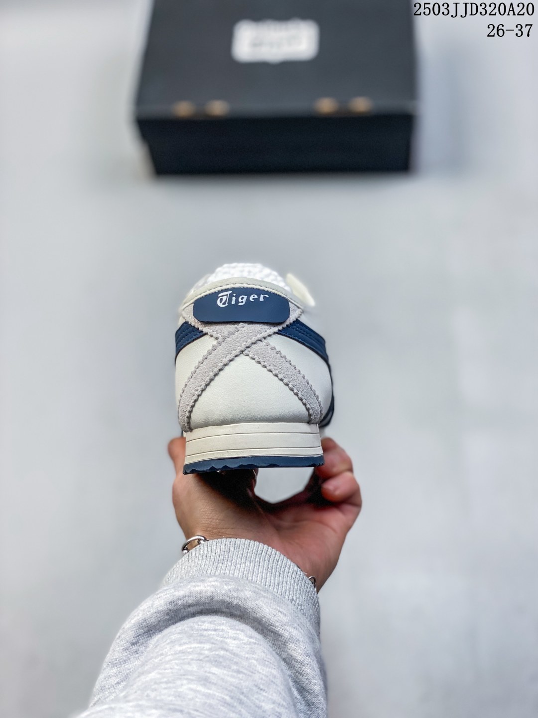 💰110
亚瑟士 Onitsuka Tiger Tokuten
复古低帮休闲跑鞋 实拍首发
TOKUTEN的灵感来源于80年代的室内用鞋
T-TOE前足补强设计 室内鞋的橡胶大底元素
复古经典 是TIGER拥趸追捧款
鞋跟 鞋舌处印有鬼塚虎特有的品牌logo标志
提升品牌的认知度 柔软内里材质 穿着更加舒适
改良后的鞋底设计 更具防滑性
side:26——37
编码:03JJD320A20