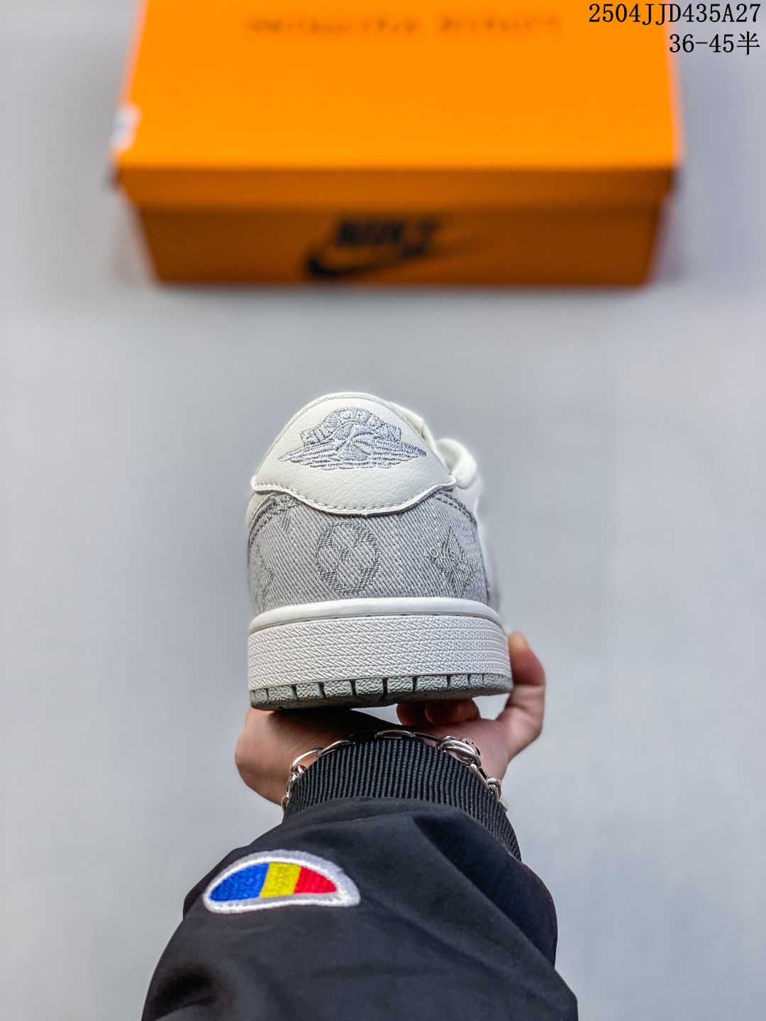💰170
耐克/Nike Air Jordan 1 Low OG SP"Military Blue"AJ1乔1 倒勾 低帮篮球鞋 AJ1 乔丹1代 aj1 乔1 反向脚趾复古运动鞋。潮鞋推荐好看不贵 我家鞋子质量超好 爆款 乔丹代经典低帮化文百搭休闲动运篮球鞋“TS藤浩原联名闪电倒钩”采用软纳质帕头层皮革面鞋材质,中注底胶孔及缜密中拉底帮工艺,内置垫气及耐磨橡胶大底。亮点之处在于鞋侧的倒置 Swoosh。错版灵感来源于洛杉矶球鞋店铺收到一双特别的错版勾子倒过来,研发出反向勾的设计。
尺码:见图
编码:04JJD435A27