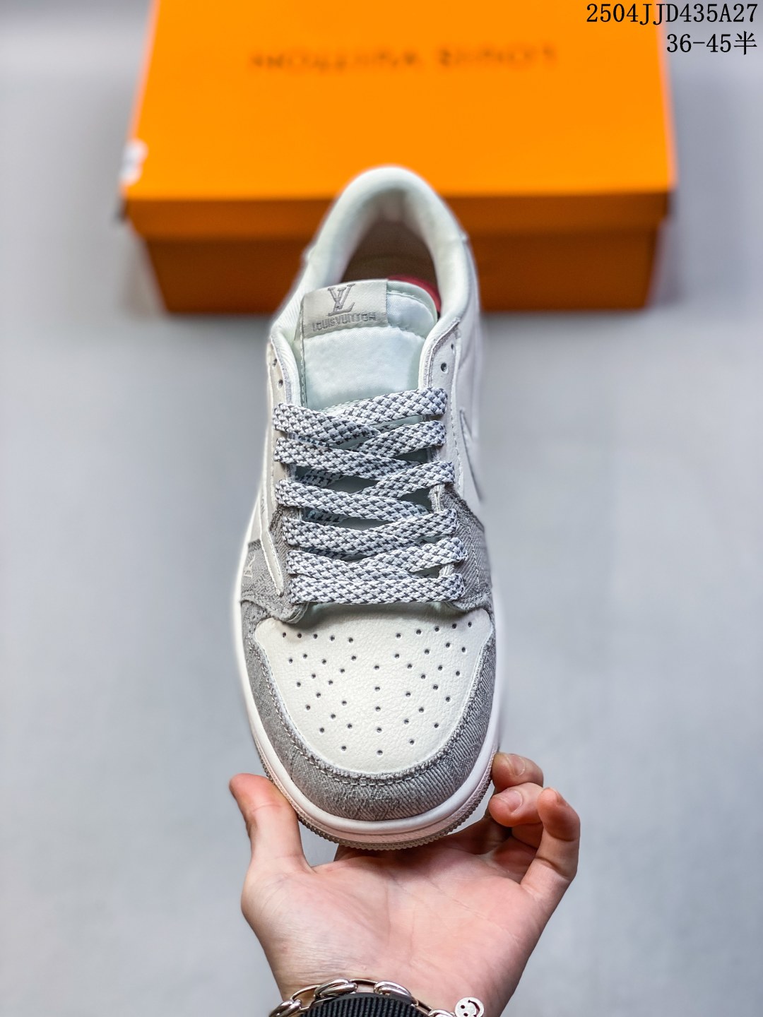 💰170
耐克/Nike Air Jordan 1 Low OG SP"Military Blue"AJ1乔1 倒勾 低帮篮球鞋 AJ1 乔丹1代 aj1 乔1 反向脚趾复古运动鞋。潮鞋推荐好看不贵 我家鞋子质量超好 爆款 乔丹代经典低帮化文百搭休闲动运篮球鞋“TS藤浩原联名闪电倒钩”采用软纳质帕头层皮革面鞋材质,中注底胶孔及缜密中拉底帮工艺,内置垫气及耐磨橡胶大底。亮点之处在于鞋侧的倒置 Swoosh。错版灵感来源于洛杉矶球鞋店铺收到一双特别的错版勾子倒过来,研发出反向勾的设计。
尺码:见图
编码:04JJD435A27