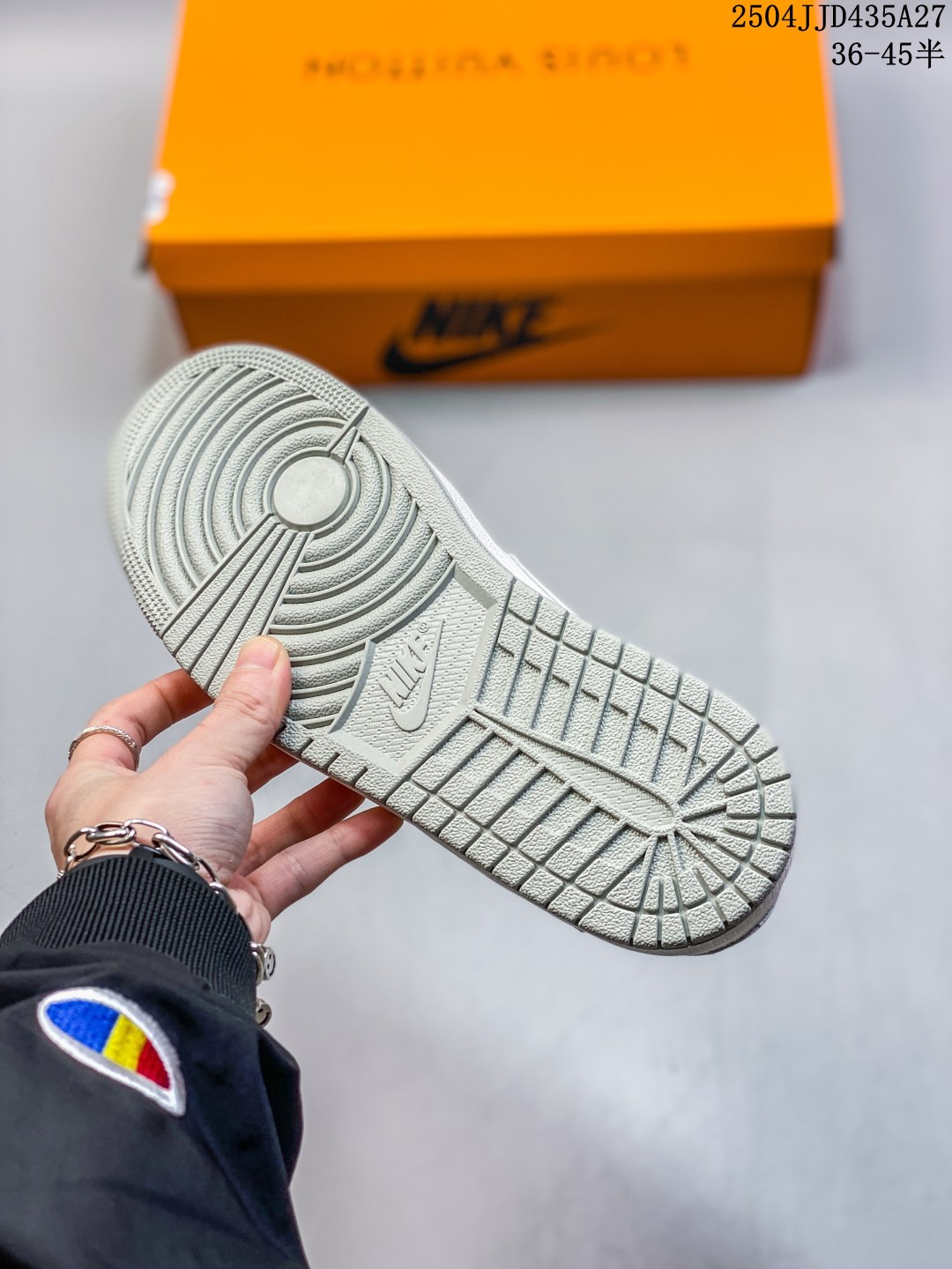 💰170
耐克/Nike Air Jordan 1 Low OG SP"Military Blue"AJ1乔1 倒勾 低帮篮球鞋 AJ1 乔丹1代 aj1 乔1 反向脚趾复古运动鞋。潮鞋推荐好看不贵 我家鞋子质量超好 爆款 乔丹代经典低帮化文百搭休闲动运篮球鞋“TS藤浩原联名闪电倒钩”采用软纳质帕头层皮革面鞋材质,中注底胶孔及缜密中拉底帮工艺,内置垫气及耐磨橡胶大底。亮点之处在于鞋侧的倒置 Swoosh。错版灵感来源于洛杉矶球鞋店铺收到一双特别的错版勾子倒过来,研发出反向勾的设计。
尺码:见图
编码:04JJD435A27