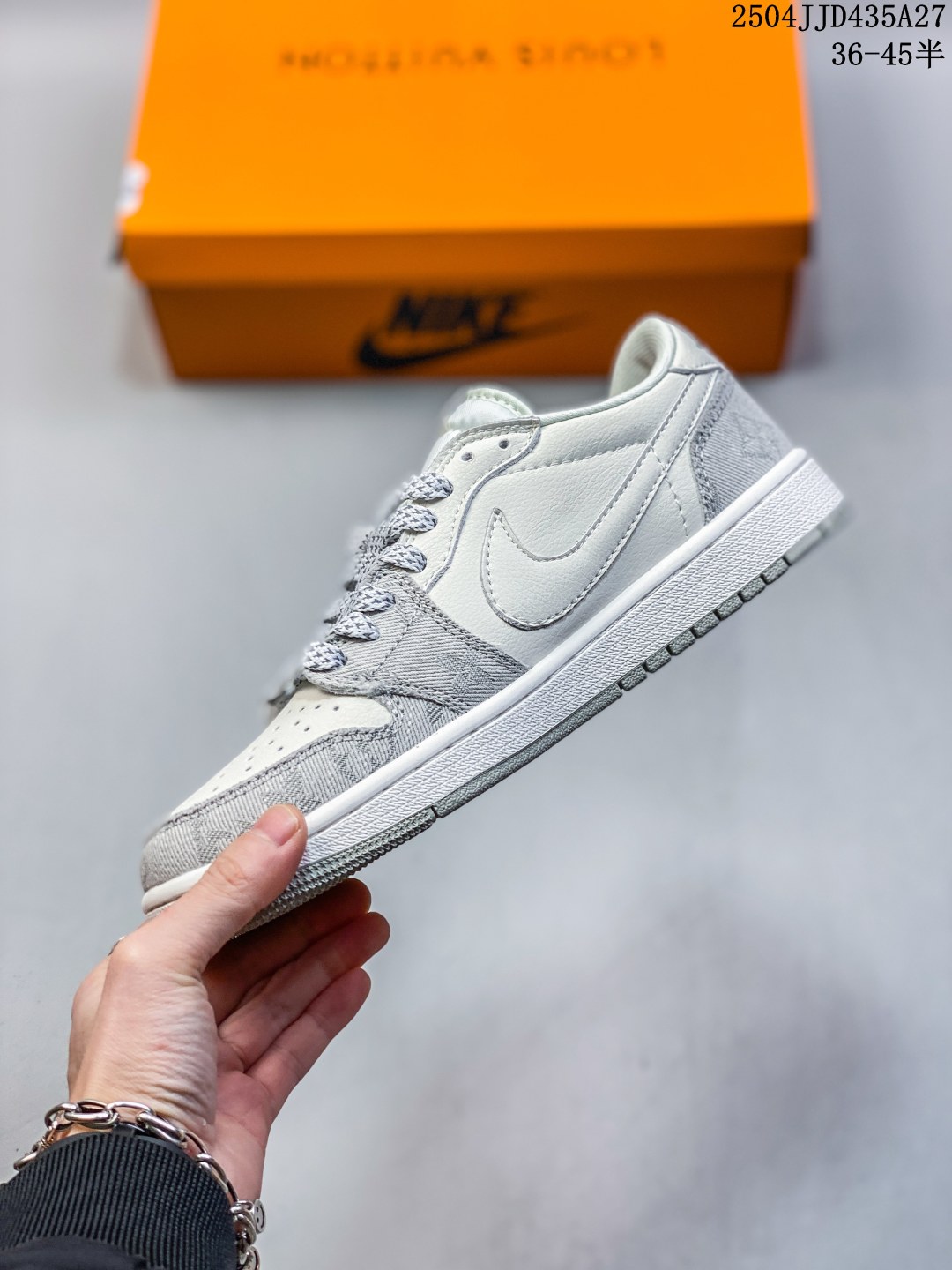💰170
耐克/Nike Air Jordan 1 Low OG SP"Military Blue"AJ1乔1 倒勾 低帮篮球鞋 AJ1 乔丹1代 aj1 乔1 反向脚趾复古运动鞋。潮鞋推荐好看不贵 我家鞋子质量超好 爆款 乔丹代经典低帮化文百搭休闲动运篮球鞋“TS藤浩原联名闪电倒钩”采用软纳质帕头层皮革面鞋材质,中注底胶孔及缜密中拉底帮工艺,内置垫气及耐磨橡胶大底。亮点之处在于鞋侧的倒置 Swoosh。错版灵感来源于洛杉矶球鞋店铺收到一双特别的错版勾子倒过来,研发出反向勾的设计。
尺码:见图
编码:04JJD435A27