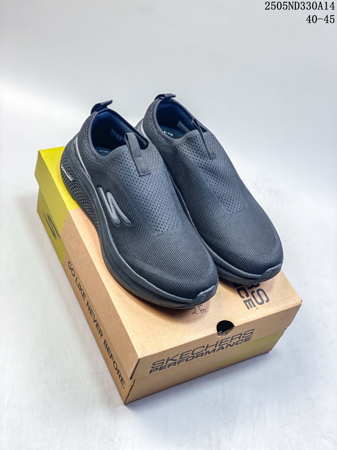 🈴 💰140
Skechers斯凯奇新款男士舒适透气耐穿柔软缓震基础跑步鞋220849
尺码：见图
编码：05ND330A14