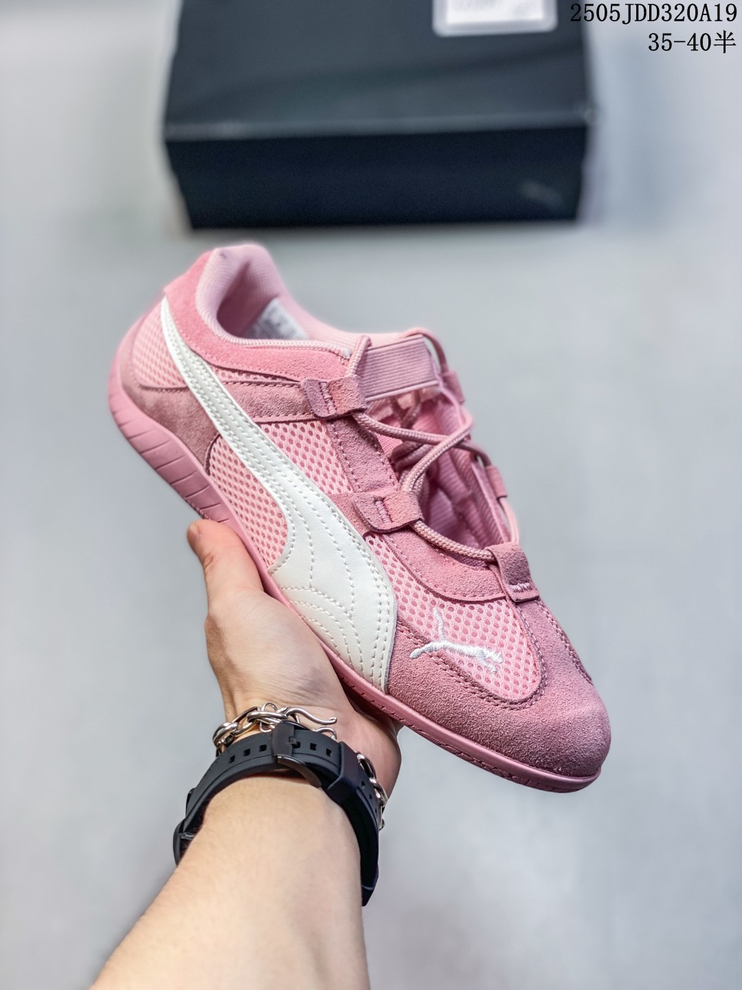 💰100
彪马 女鞋 PUMA MAYZE CLIIGHTS WNS 蕾哈娜 新款增高厚底休闲运动鞋 PUMA最新推出的mayze小白鞋，真的是让人爱不释手！这款鞋保留了经典的款式，但鞋底纹路有了全新的设计，再加上皮绒外表面和金线logo，整体看起来更加高级和贵气。厚底休闲鞋的设计，简单而不失高级感，特别适合小个子女生，视觉上显高又显瘦。无论是视觉效果还是穿着舒适度，这款鞋都堪称小白鞋中的天花板。上脚后感觉非常舒适，没有想象中那么硬，真的是绝绝子！圆圆的鞋头设计，特别适合可爱的女生，简直让人无法抗拒。如果你也在纠结今年该选哪款鞋子，不妨试试这款mayze小白鞋，绝对不会让你失望！

尺码:  见图含半码
货号:  383995
编码：05JDD320A19