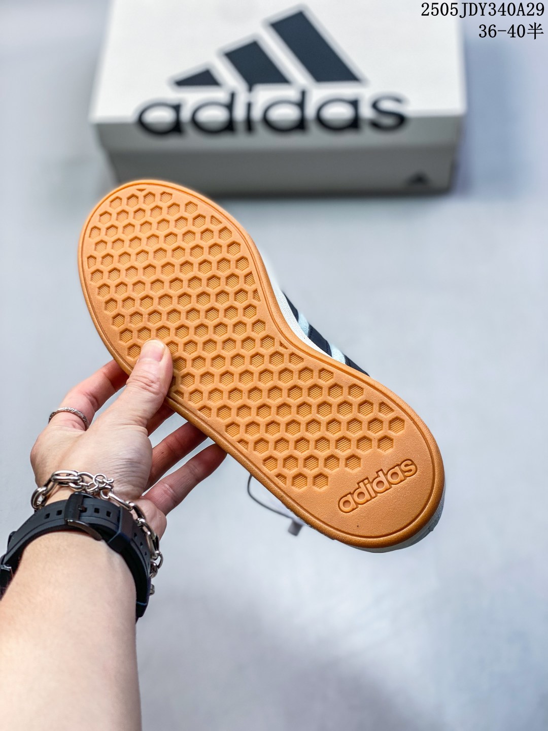 💰235
阿迪达斯 AdidasLego 阿迪达 Adidas NEO Grand Court懒蛋蛋联名款小白鞋 男女休闲低帮运动板鞋运动休闲鞋,一款经典而简洁的运动鞋。这款运动鞋,将往日经典运动型格推向未来。日常造型,搭配合成革鞋面,两侧饰标志性三条纹。含Cloudfoam中底,力求实现迈步舒适。常规型剪裁,系带设计,合成革鞋面,橡胶外底,Cloudfoam舒适鞋垫,脚感舒适。
类型:男女鞋
货号:IH6185
码数:36 36⅔ 37⅓ 38 38⅔ 39⅓ 40 40⅔ 41⅓ 42 42⅔ 43⅓ 44
编码:05JDY340A29