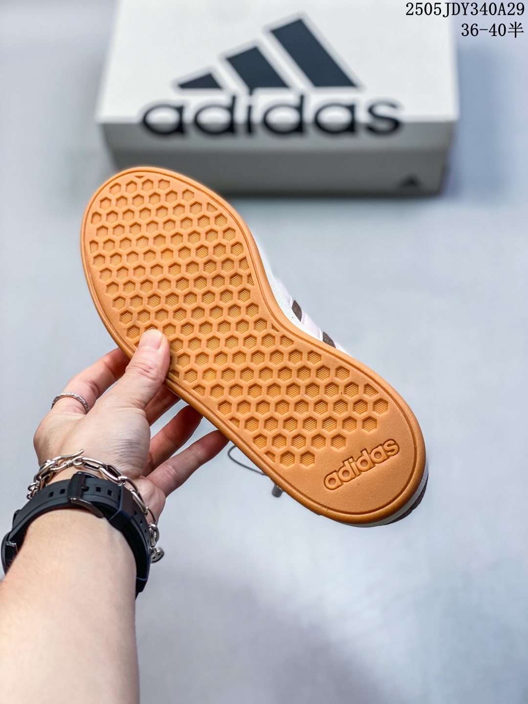 💰155
阿迪达斯 AdidasLego 阿迪达 Adidas NEO Grand Court懒蛋蛋联名款小白鞋 男女休闲低帮运动板鞋运动休闲鞋,一款经典而简洁的运动鞋。这款运动鞋,将往日经典运动型格推向未来。日常造型,搭配合成革鞋面,两侧饰标志性三条纹。含Cloudfoam中底,力求实现迈步舒适。常规型剪裁,系带设计,合成革鞋面,橡胶外底,Cloudfoam舒适鞋垫,脚感舒适。
类型:男女鞋
货号:IH6185
码数:36 36⅔ 37⅓ 38 38⅔ 39⅓ 40 40⅔ 41⅓ 42 42⅔ 43⅓ 44
编码:05JDY340A29