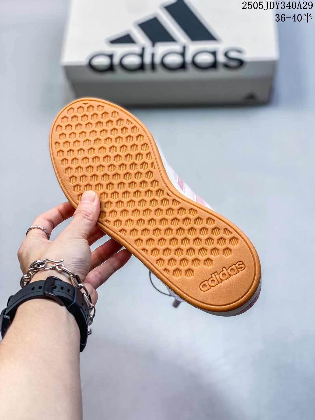 💰155
阿迪达斯 AdidasLego 阿迪达 Adidas NEO Grand Court懒蛋蛋联名款小白鞋 男女休闲低帮运动板鞋运动休闲鞋，一款经典而简洁的运动鞋。这款运动鞋，将往日经典运动型格推向未来。日常造型，搭配合成革鞋面，两侧饰标志性三条纹。含Cloudfoam中底，力求实现迈步舒适。常规型剪裁，系带设计，合成革鞋面，橡胶外底，Cloudfoam舒适鞋垫，脚感舒适。

类型：男女鞋
货号：IH6185
码数：36 36⅔ 37⅓ 38 38⅔ 39⅓ 40 40⅔ 41⅓ 42 42⅔ 43⅓ 44
编码：05JDY340A29