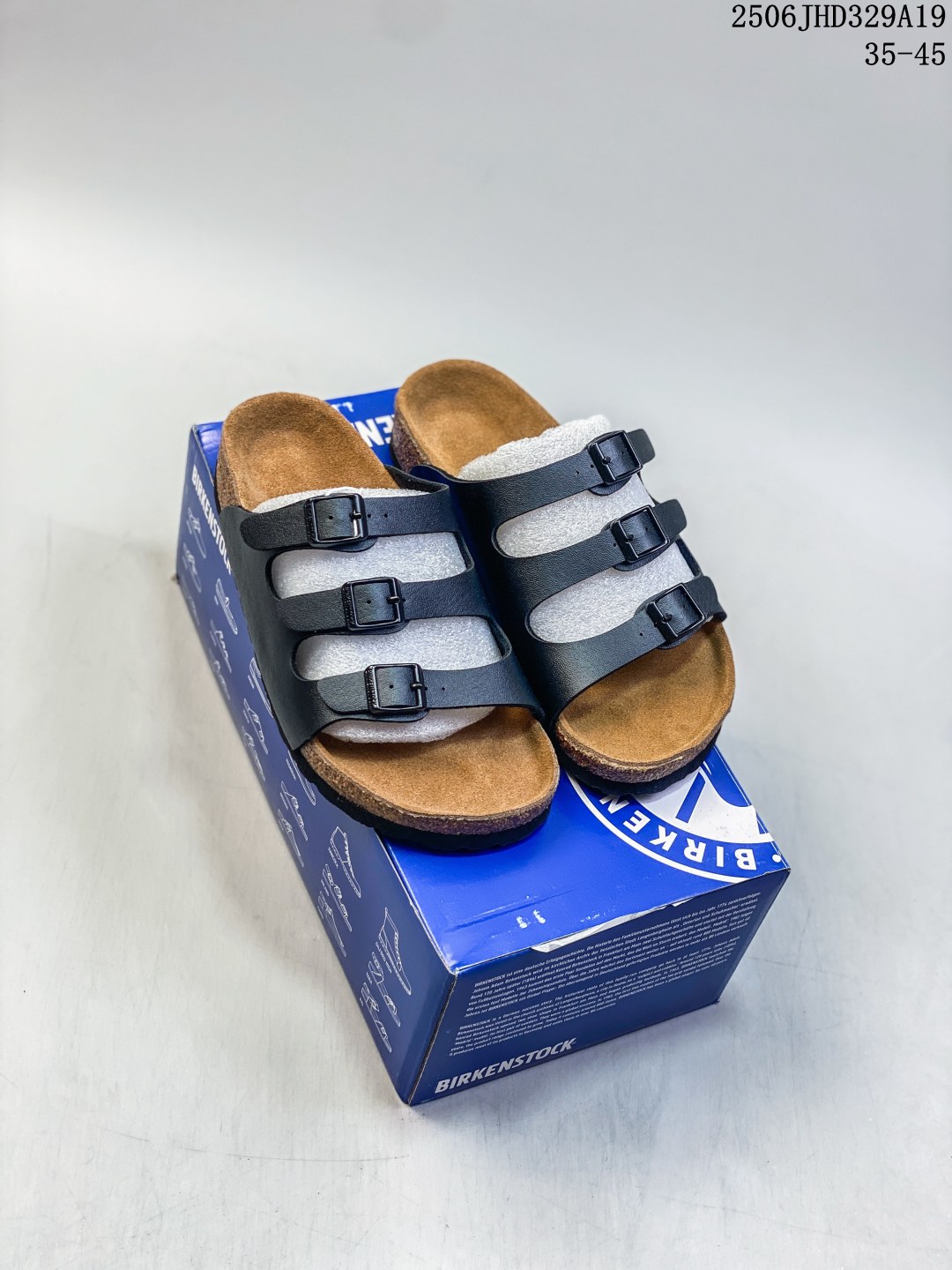 💰180
博肯 Birkenstock 三字拖鞋
广东原产#德国百年知名鞋履品牌·博肯Birkenstock 勃肯#采用质地柔软牛皮绒面材质#中底搭载缓震软木橡胶 其特有的鞋床设计，贴合脚面穿着舒适 Birkenstock Milano中性软木鞋底经典款式，非常好搭，鞋底结实耐磨，适合夏天。
尺码：35-45(偏大一码)
06JHD329A19