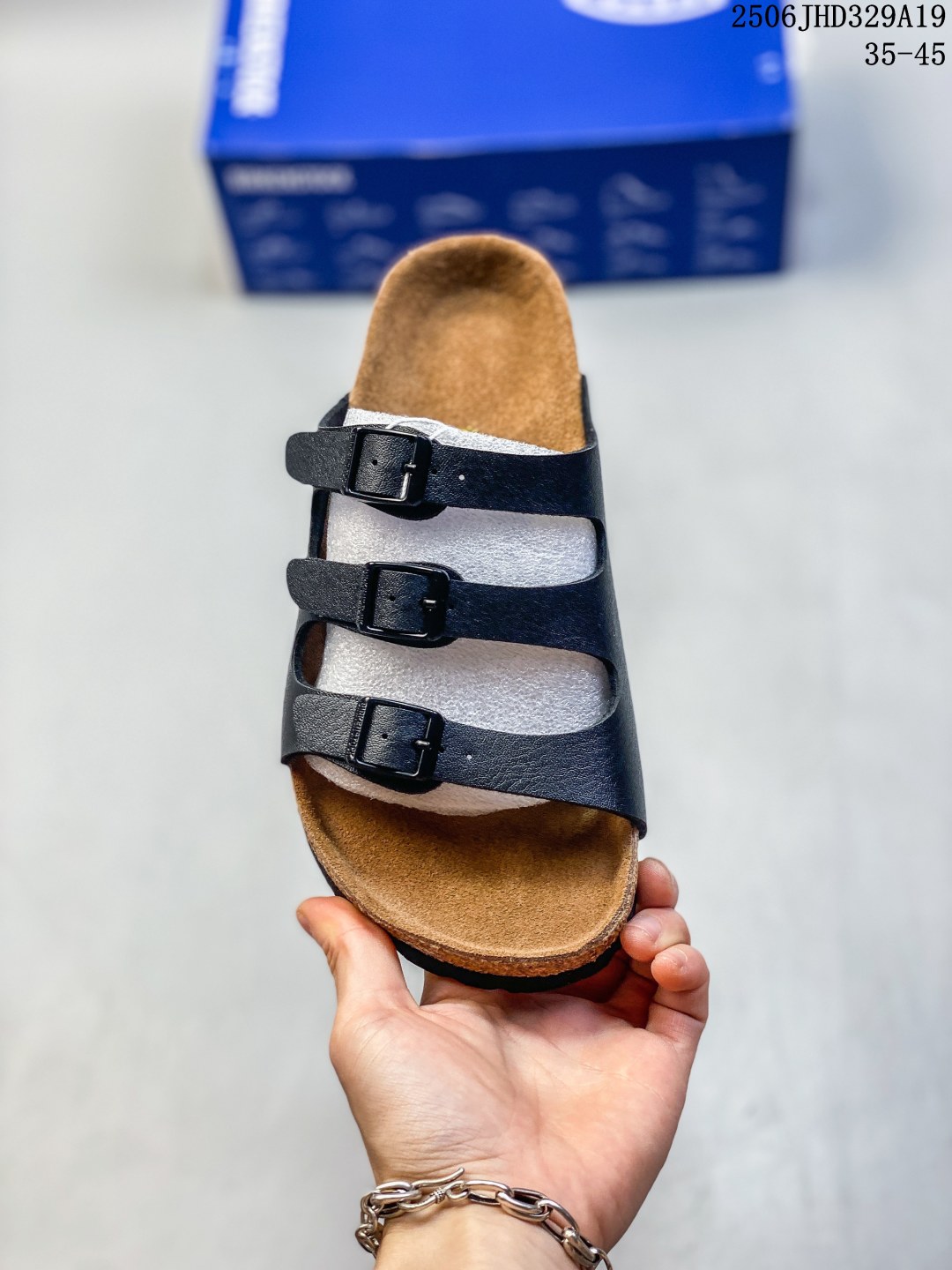 💰180
博肯 Birkenstock 三字拖鞋
广东原产#德国百年知名鞋履品牌·博肯Birkenstock 勃肯#采用质地柔软牛皮绒面材质#中底搭载缓震软木橡胶 其特有的鞋床设计，贴合脚面穿着舒适 Birkenstock Milano中性软木鞋底经典款式，非常好搭，鞋底结实耐磨，适合夏天。
尺码：35-45(偏大一码)
06JHD329A19