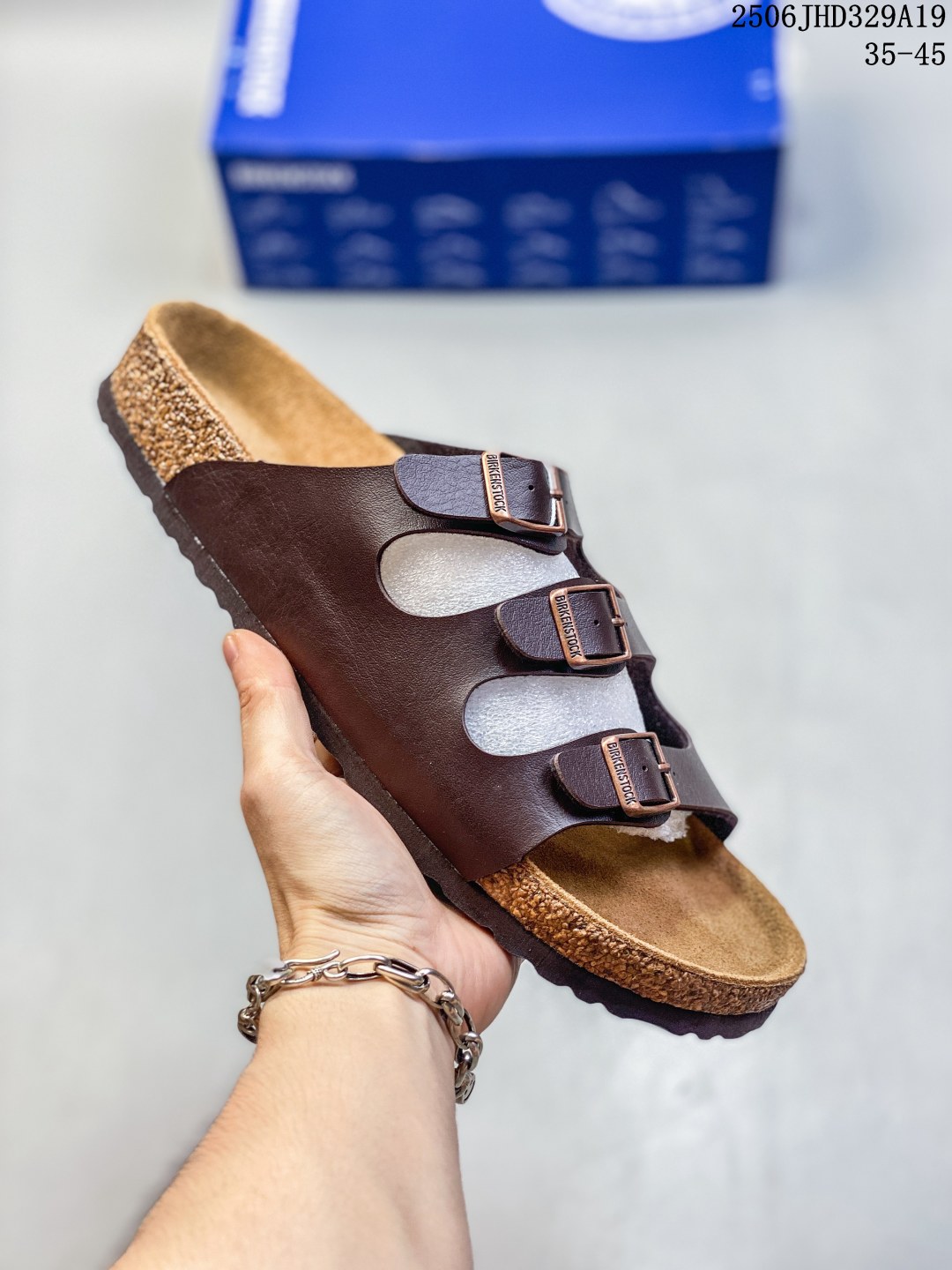 🈴 💰180
博肯 Birkenstock 三字拖鞋
广东原产#德国百年知名鞋履品牌·博肯Birkenstock 勃肯#采用质地柔软牛皮绒面材质#中底搭载缓震软木橡胶 其特有的鞋床设计，贴合脚面穿着舒适 Birkenstock Milano中性软木鞋底经典款式，非常好搭，鞋底结实耐磨，适合夏天。
尺码：35-45(偏大一码)
06JHD329A19