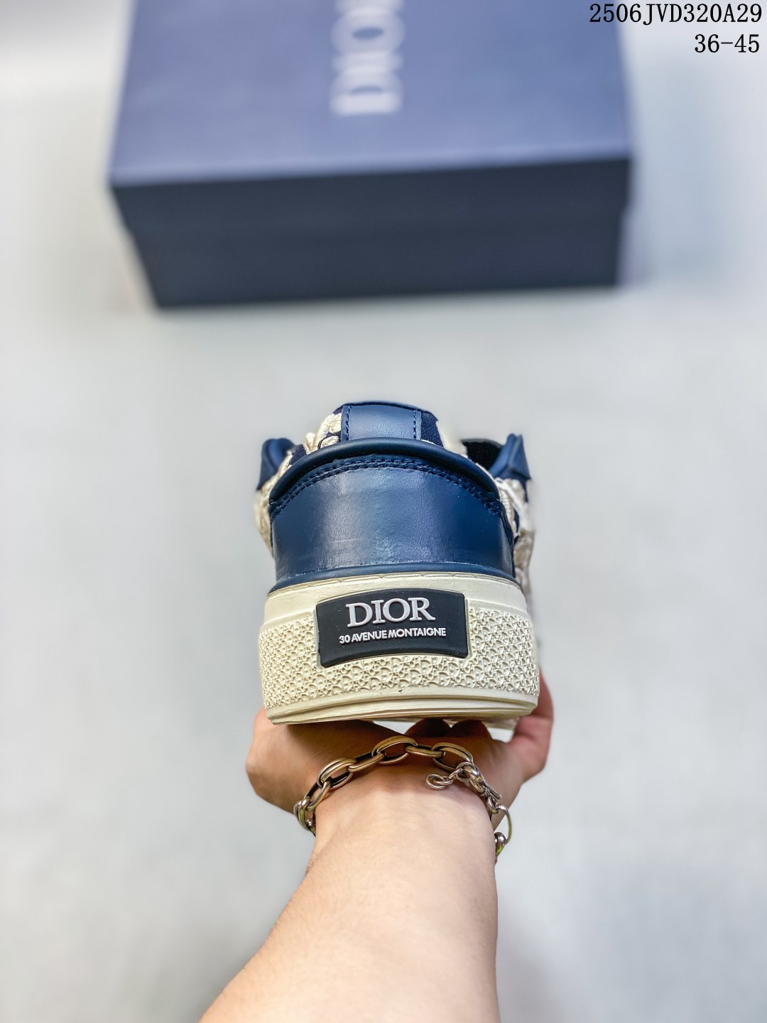 ❤️270包邮/原单代购级别
公司级！DIOR迪奥 B33运动鞋
2023秋季新品，重新诠释经典的网球鞋，时尚的廓形突显厚实感。采用棕色和奶油白色提花面料精心制作，饰以 Oblique 印花，搭配绒面革镶片，别具一格的加垫鞋舌点缀以 Dior 压花标志，搭配蓝色马海毛宽鞋带和哑光棕色饰面黄铜孔眼。奶油白色 Dior Oblique 图案橡胶鞋底，后侧饰以对比鲜明的 Dior 30 Avenue Montaigne 标志提升格调，可为休闲造型增添时尚气质。
尺码：见图
编码：06JVD320A29