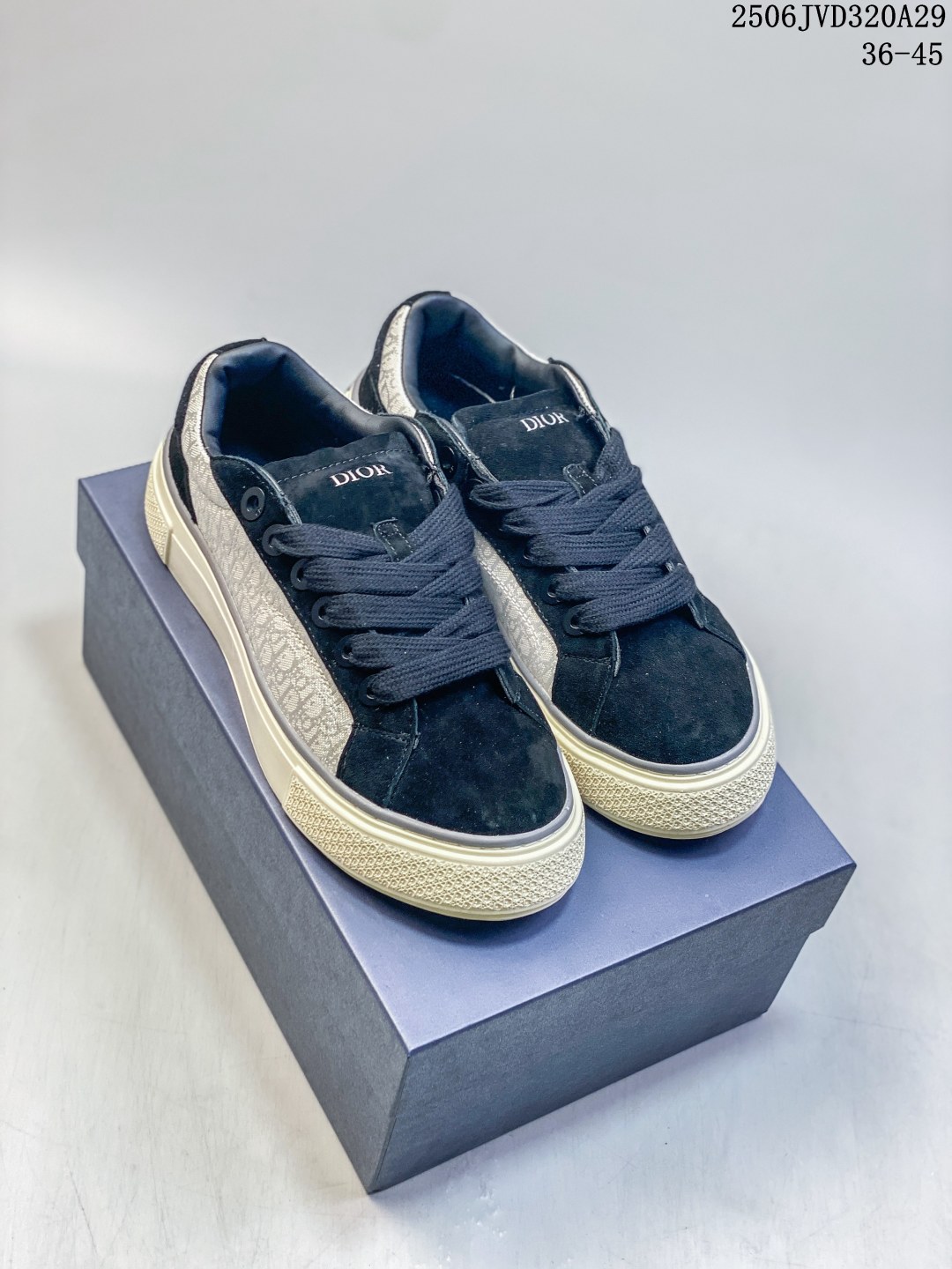 ❤️270包邮/原单代购级别
公司级！DIOR迪奥 B33运动鞋
2023秋季新品，重新诠释经典的网球鞋，时尚的廓形突显厚实感。采用棕色和奶油白色提花面料精心制作，饰以 Oblique 印花，搭配绒面革镶片，别具一格的加垫鞋舌点缀以 Dior 压花标志，搭配蓝色马海毛宽鞋带和哑光棕色饰面黄铜孔眼。奶油白色 Dior Oblique 图案橡胶鞋底，后侧饰以对比鲜明的 Dior 30 Avenue Montaigne 标志提升格调，可为休闲造型增添时尚气质。
尺码：见图
编码：06JVD320A29