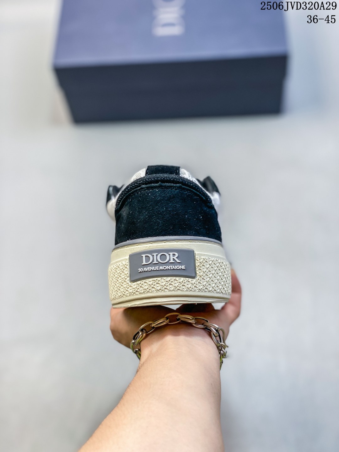 ❤️270包邮/原单代购级别
公司级！DIOR迪奥 B33运动鞋
2023秋季新品，重新诠释经典的网球鞋，时尚的廓形突显厚实感。采用棕色和奶油白色提花面料精心制作，饰以 Oblique 印花，搭配绒面革镶片，别具一格的加垫鞋舌点缀以 Dior 压花标志，搭配蓝色马海毛宽鞋带和哑光棕色饰面黄铜孔眼。奶油白色 Dior Oblique 图案橡胶鞋底，后侧饰以对比鲜明的 Dior 30 Avenue Montaigne 标志提升格调，可为休闲造型增添时尚气质。
尺码：见图
编码：06JVD320A29