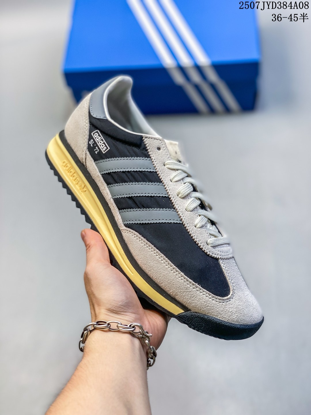 💰150 阿迪达斯Adidas SL 72 SHOES 经典复古薄底运动鞋「T头鞋」三叶草复古休闲跑步鞋休闲运动鞋 这款经典运动鞋携复古型格，来访你的活力日常——采用舒爽帆布鞋面、绒面革饰面和皮革细节等设计。含Ecotex鞋舌，更添质感；搭配EVA中底，助你舒适出行。采用经典低帮设计和橡胶外底，旨在打造时尚型格。• 常规版型• 系带设计• 锦纶、绒面革和皮革鞋面• Ecotex纹理感鞋舌• 乙烯/乙酸乙烯酯（EVA）中底• 织物衬里• 橡胶外底。 尺码：36 - 45含半码 07JXD384A08