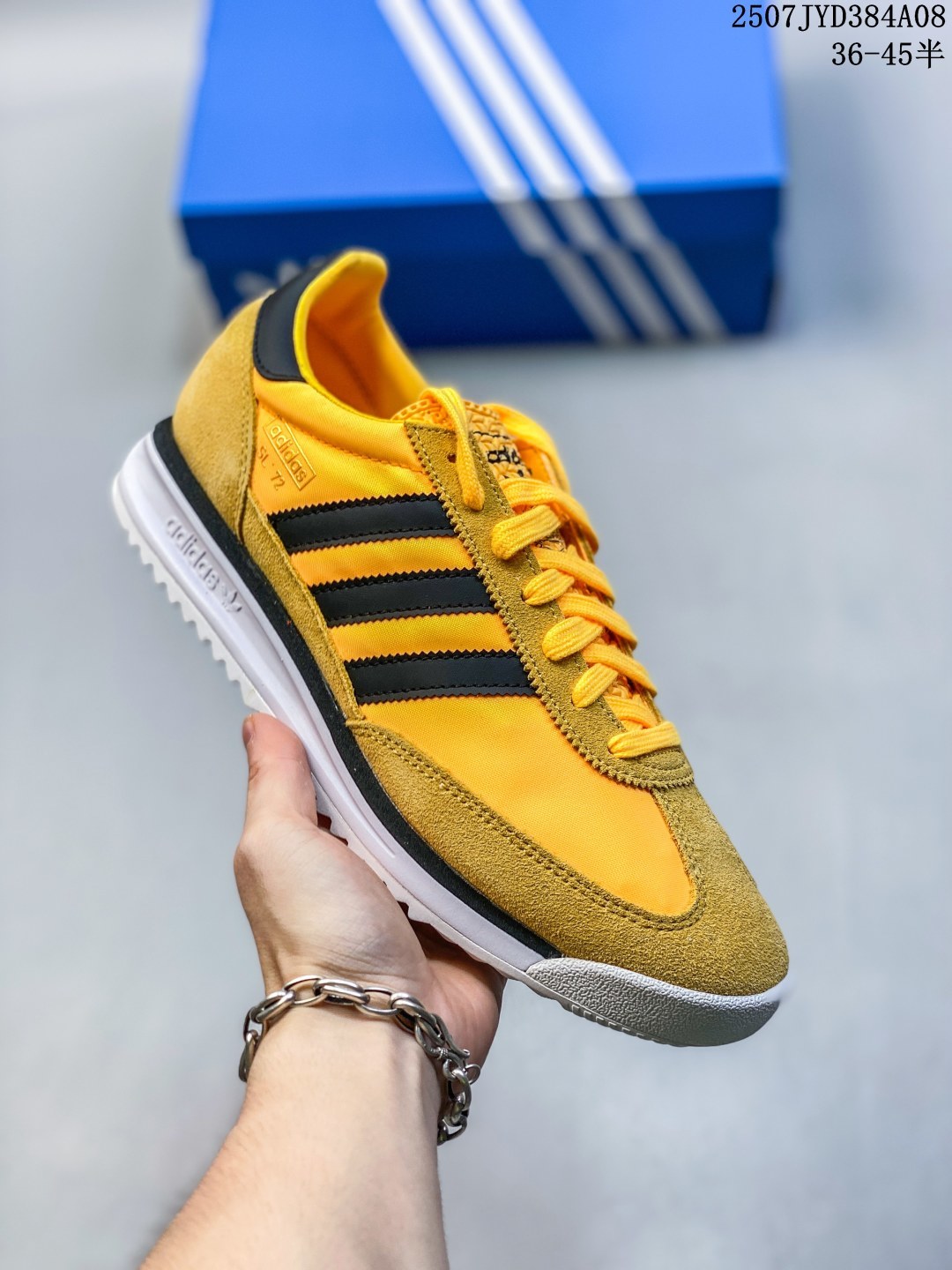 💰150 阿迪达斯Adidas SL 72 SHOES 经典复古薄底运动鞋「T头鞋」三叶草复古休闲跑步鞋休闲运动鞋 这款经典运动鞋携复古型格，来访你的活力日常——采用舒爽帆布鞋面、绒面革饰面和皮革细节等设计。含Ecotex鞋舌，更添质感；搭配EVA中底，助你舒适出行。采用经典低帮设计和橡胶外底，旨在打造时尚型格。• 常规版型• 系带设计• 锦纶、绒面革和皮革鞋面• Ecotex纹理感鞋舌• 乙烯/乙酸乙烯酯（EVA）中底• 织物衬里• 橡胶外底。 尺码：36 - 45含半码 07JXD384A08