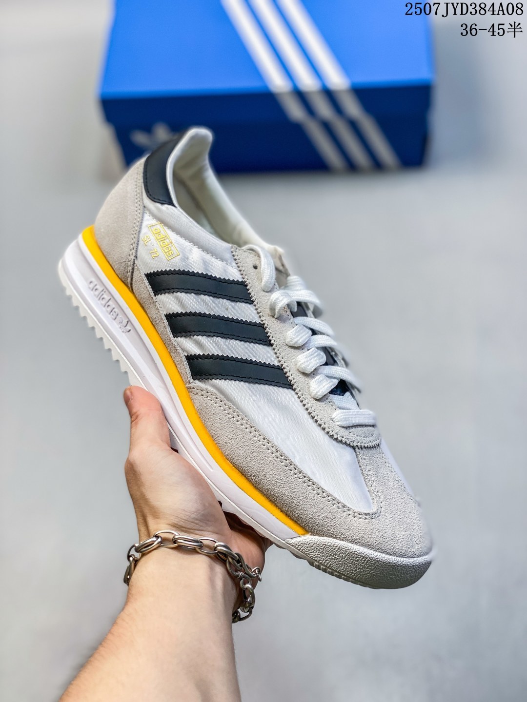 💰150 阿迪达斯Adidas SL 72 SHOES 经典复古薄底运动鞋「T头鞋」三叶草复古休闲跑步鞋休闲运动鞋 这款经典运动鞋携复古型格，来访你的活力日常——采用舒爽帆布鞋面、绒面革饰面和皮革细节等设计。含Ecotex鞋舌，更添质感；搭配EVA中底，助你舒适出行。采用经典低帮设计和橡胶外底，旨在打造时尚型格。• 常规版型• 系带设计• 锦纶、绒面革和皮革鞋面• Ecotex纹理感鞋舌• 乙烯/乙酸乙烯酯（EVA）中底• 织物衬里• 橡胶外底。 尺码：36 - 45含半码 07JXD384A08