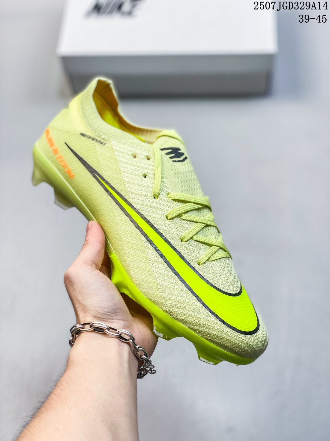 💰240
耐克 Nike Vapor 16 Academy Mercurial Dream Speed 耐克C罗系列 低帮男子人造草地足球鞋 训练鞋 短钉鞋底慢跑鞋。后跟搭载 Air Zoom 缓震配置， 为你提供强劲支撑力，助力突破后卫线。 该鞋款具备出众回弹缓震性能，助你在比赛中掌控配速和节奏。 该鞋款鼓励你以乐观