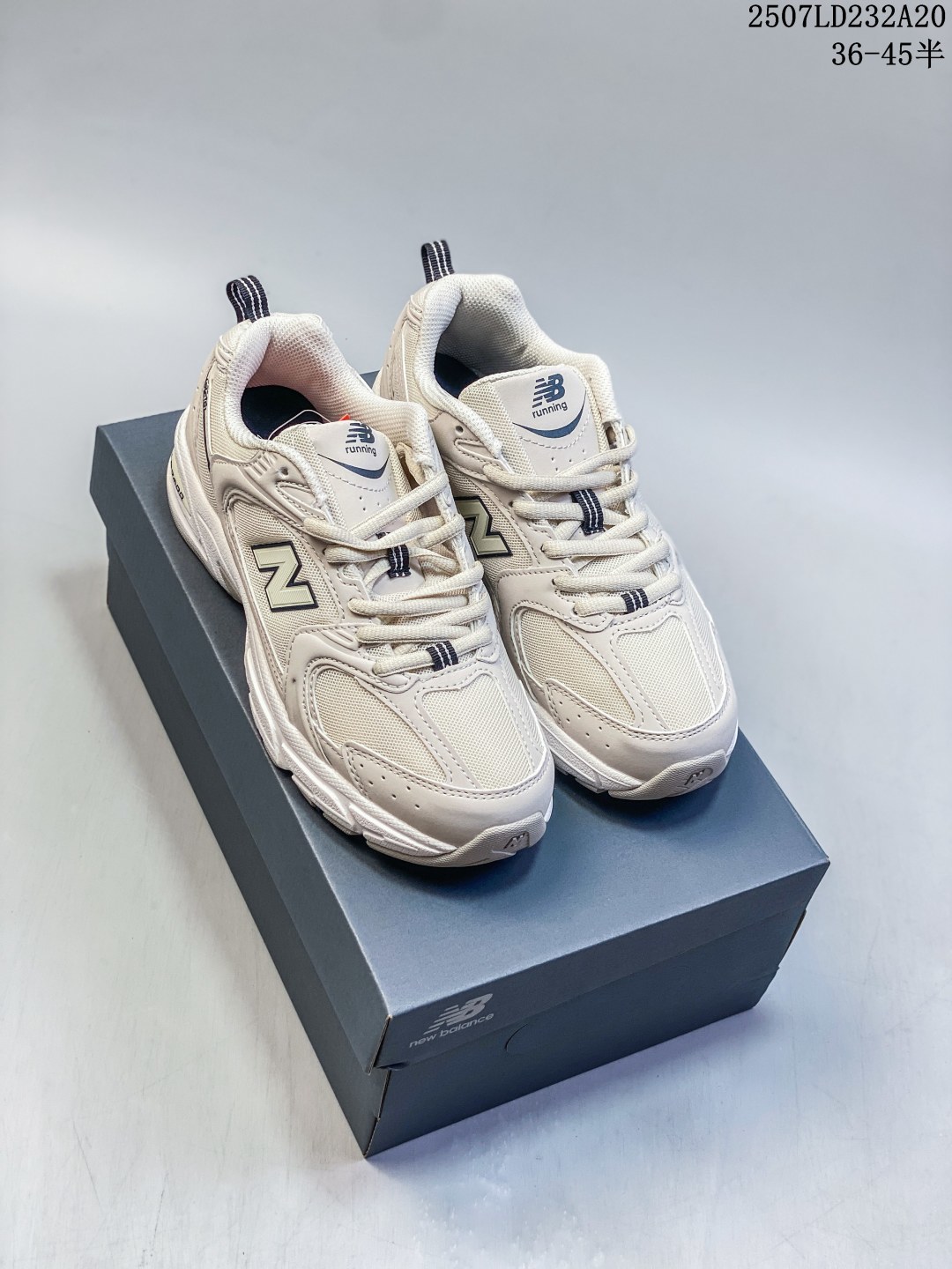 🈴️💰100 特价🎈New Balance NB530 新百伦复古透气跑步鞋 抛弃过往以皮革为主的人气轮廓 以极具复古风范的跑鞋外观呈现 设计上全鞋以简约清爽的纯白色作基底 鞋身覆盖大面积织物网眼材质 并于鞋头、鞋带孔眼片等细节处点缀对比鲜明的反光银镀层凸显 鞋舌、侧身等位置则辅以一贯的「N」字标志和品牌徽标彰显身份 最后通过搭载的 ABZORB 缓震中底完善整体造型 Size：36 37 37.5 38 38.5 39 40 40.5 41 42 42.5 43 44 45 07LD323A20