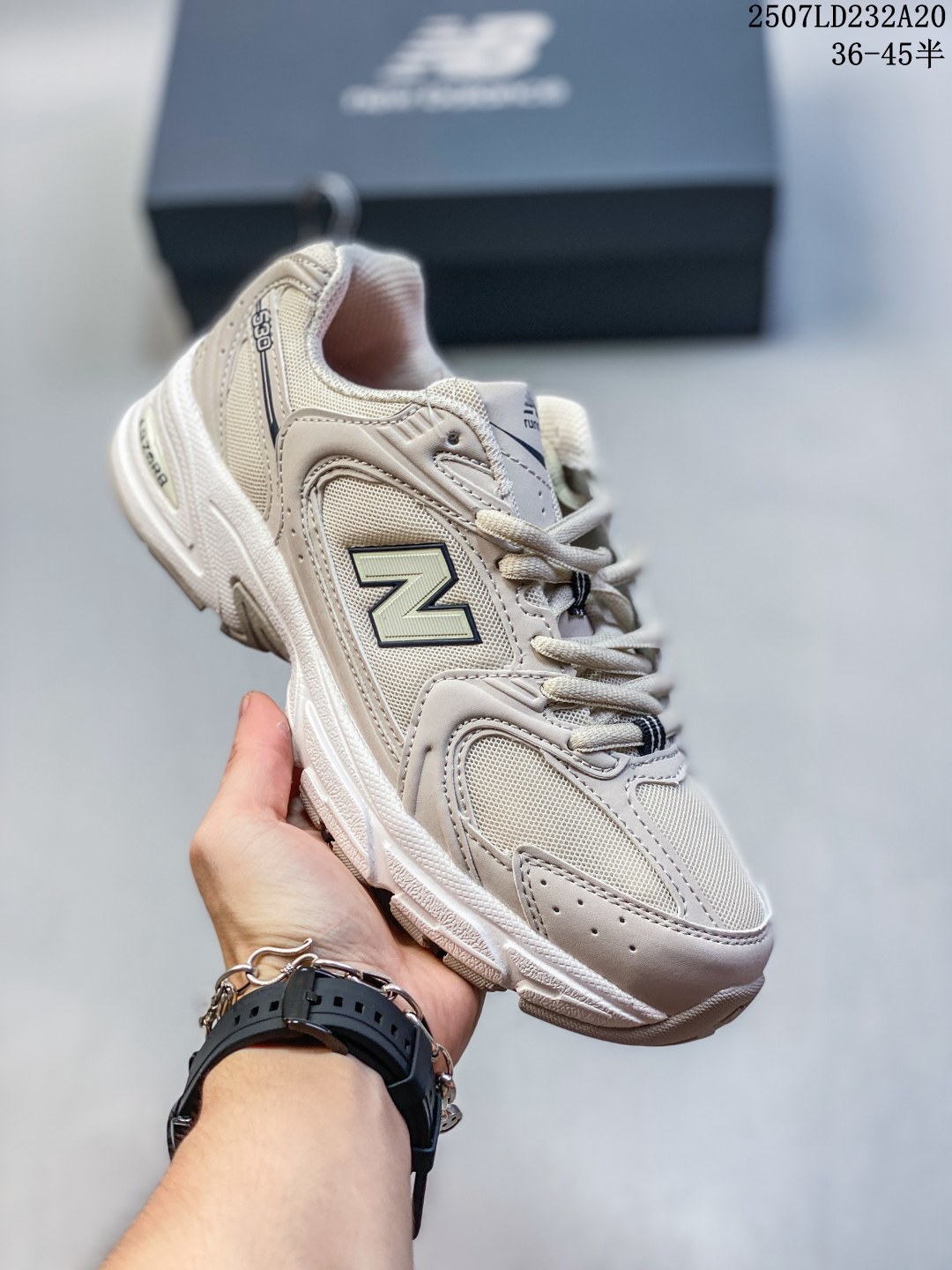 🈴️💰100 特价🎈New Balance NB530 新百伦复古透气跑步鞋 抛弃过往以皮革为主的人气轮廓 以极具复古风范的跑鞋外观呈现 设计上全鞋以简约清爽的纯白色作基底 鞋身覆盖大面积织物网眼材质 并于鞋头、鞋带孔眼片等细节处点缀对比鲜明的反光银镀层凸显 鞋舌、侧身等位置则辅以一贯的「N」字标志和品牌徽标彰显身份 最后通过搭载的 ABZORB 缓震中底完善整体造型 Size：36 37 37.5 38 38.5 39 40 40.5 41 42 42.5 43 44 45 07LD323A20
