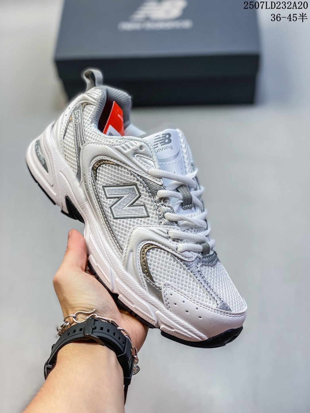 🈴️💰100 特价🎈New Balance NB530 新百伦复古透气跑步鞋 抛弃过往以皮革为主的人气轮廓 以极具复古风范的跑鞋外观呈现 设计上全鞋以简约清爽的纯白色作基底 鞋身覆盖大面积织物网眼材质 并于鞋头、鞋带孔眼片等细节处点缀对比鲜明的反光银镀层凸显 鞋舌、侧身等位置则辅以一贯的「N」字标志和品牌徽标彰显身份 最后通过搭载的 ABZORB 缓震中底完善整体造型 Size：36 37 37.5 38 38.5 39 40 40.5 41 42 42.5 43 44 45 07LD323A20